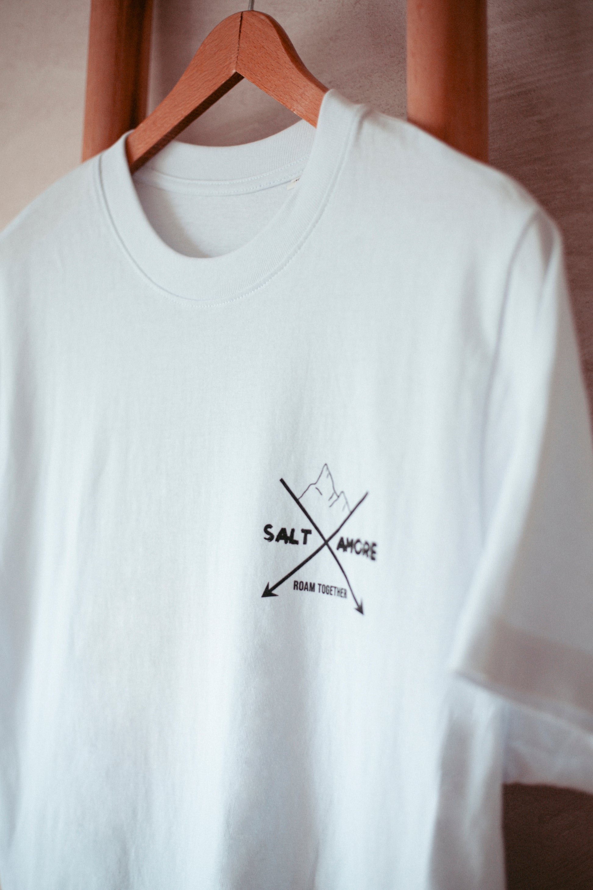 Statement Longsleeve aus Bio-Baumwolle in weiss. Nachhaltig Produziert in der EU. Mit Logoprint für alle Outdoormenschen.