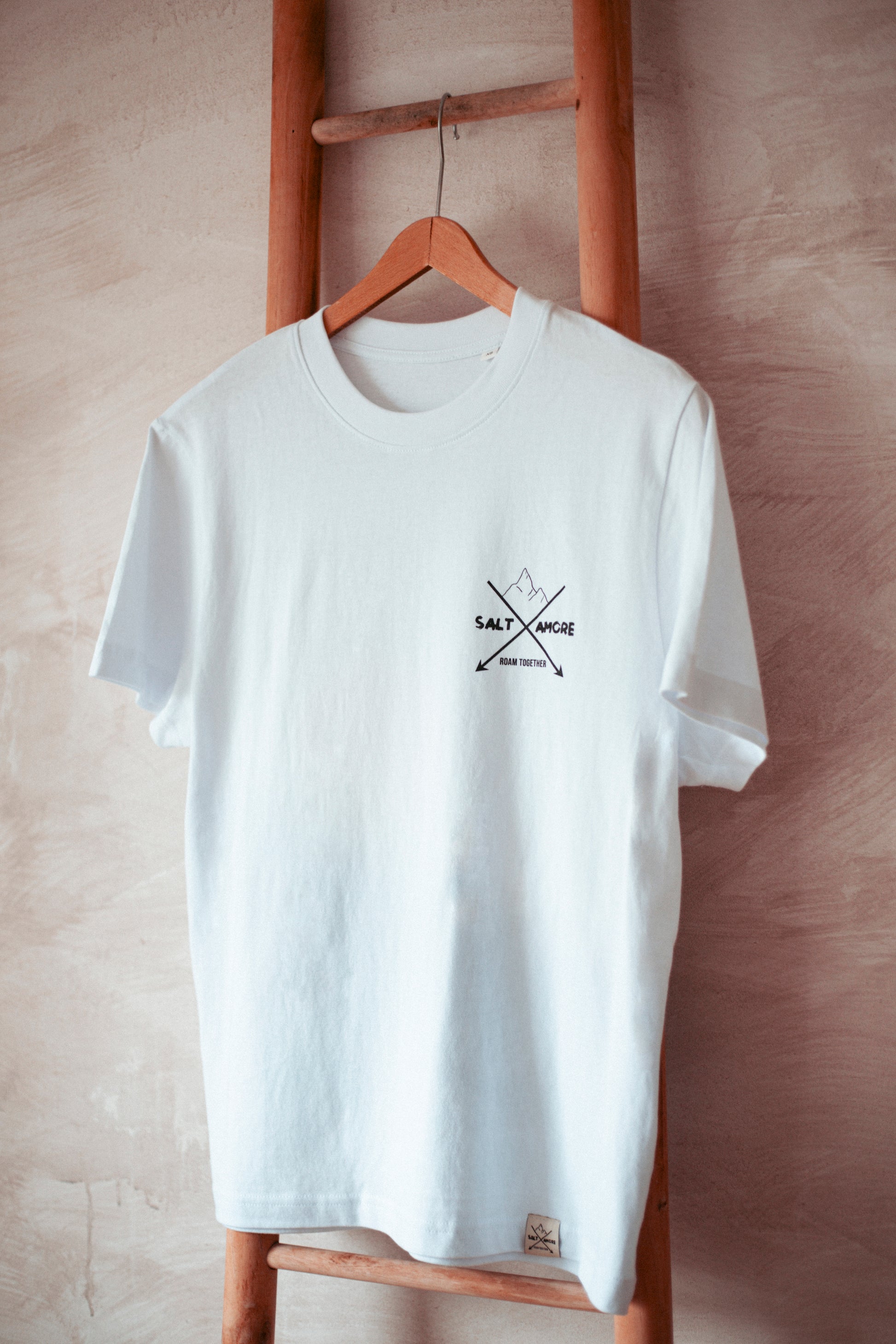 Statement Longsleeve aus Bio-Baumwolle in weiss. Nachhaltig Produziert in der EU. Mit Logoprint für alle Outdoormenschen.