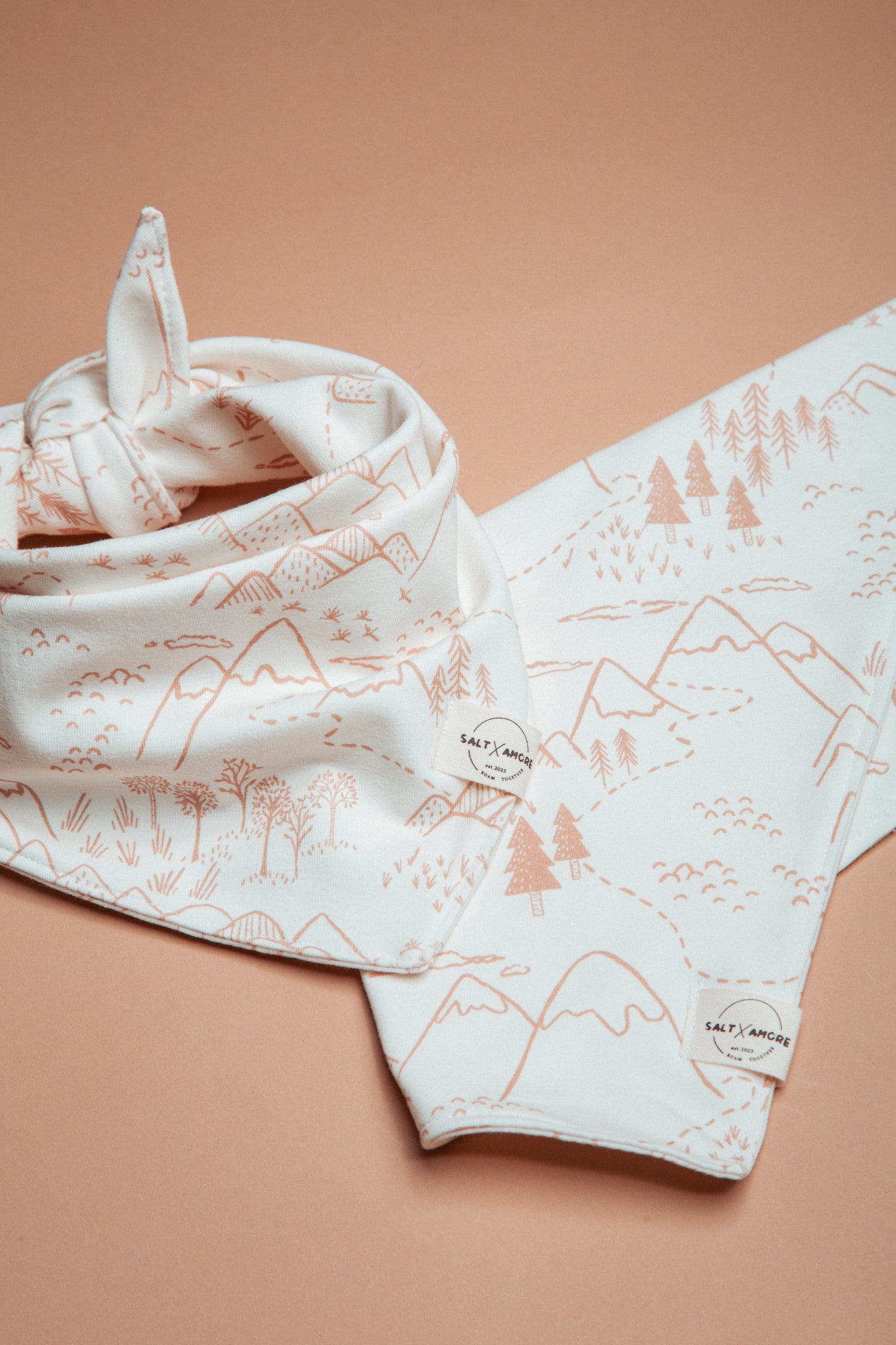 Stylische Dogwear für Naturfans: Hundehalstuch „Pathfinder“ aus Jersey – handgemacht, atmungsaktiv & ideal für Sommer, Gassi & kleine Abenteuer. Jetzt kaufen!