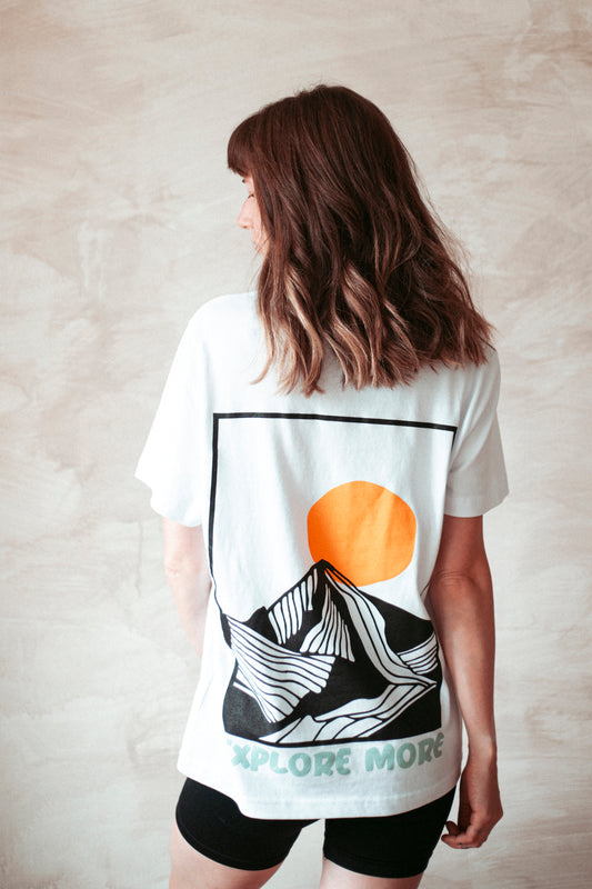 Statement T-Shirt aus Bio-Baumwolle in weiss. Nachhaltig Produziert in der EU. Mit Bergprint für alle Outdoormenschen.