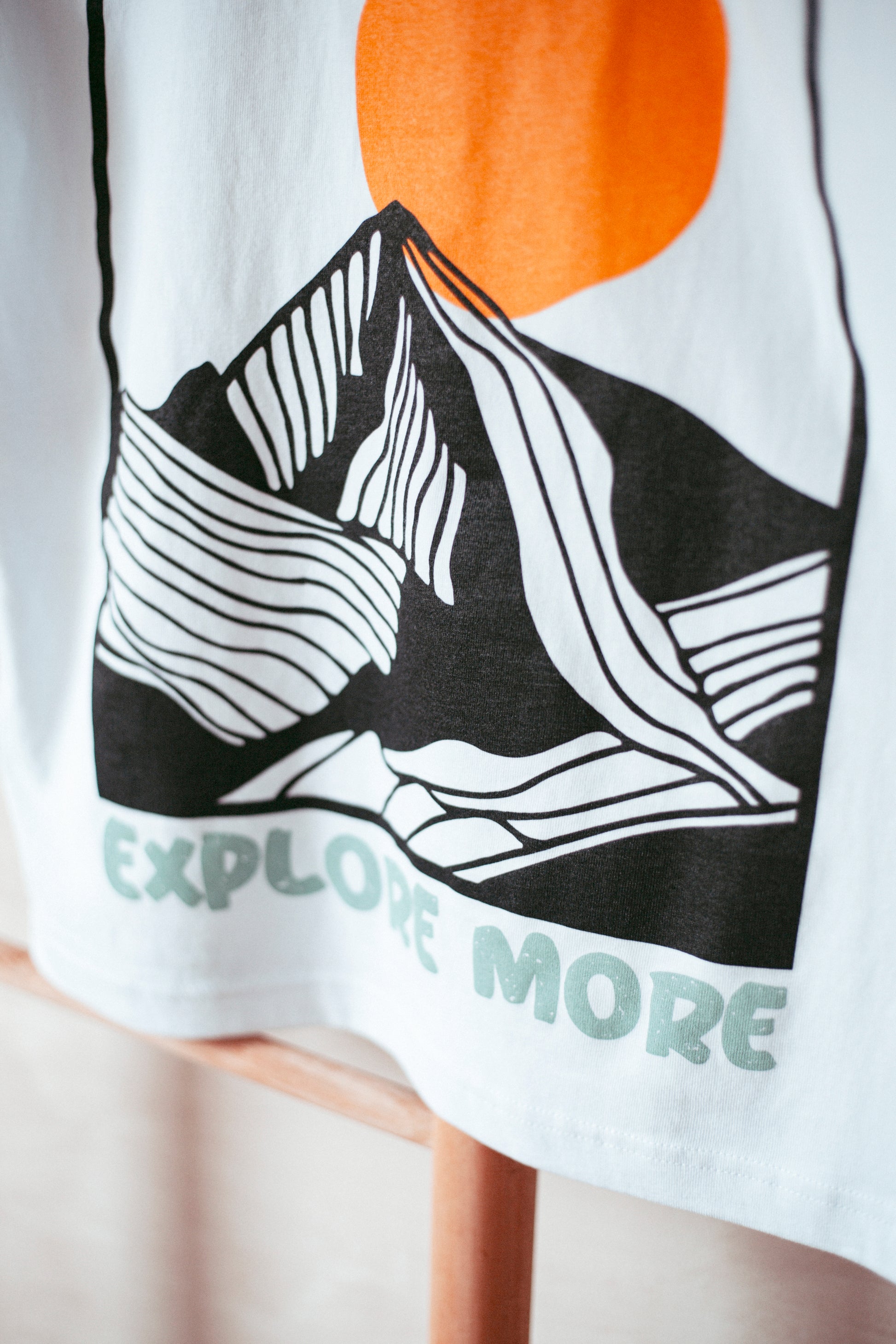Statement T-Shirt aus Bio-Baumwolle in weiss. Nachhaltig Produziert in der EU. Mit Bergprint für alle Outdoormenschen.