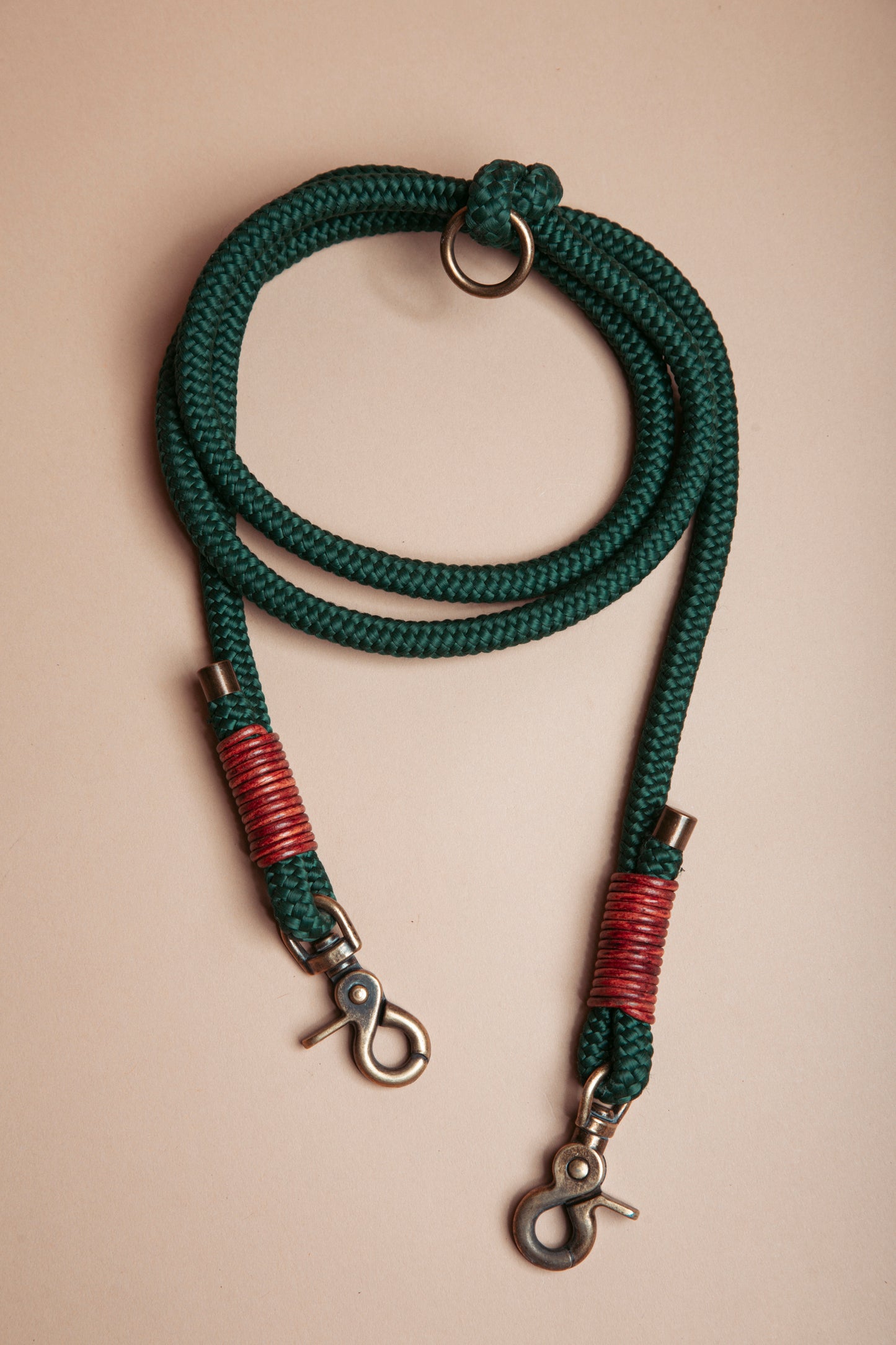 „Robuste Hundeleine aus Kletterseil – langlebige Dogwear. Das Hundezubehör für den Alltag in verschiedenen Naturtönen!" Mit stabilen Karabinern und wasserabweisenden Seil, für dein nächstes Abentreuer!