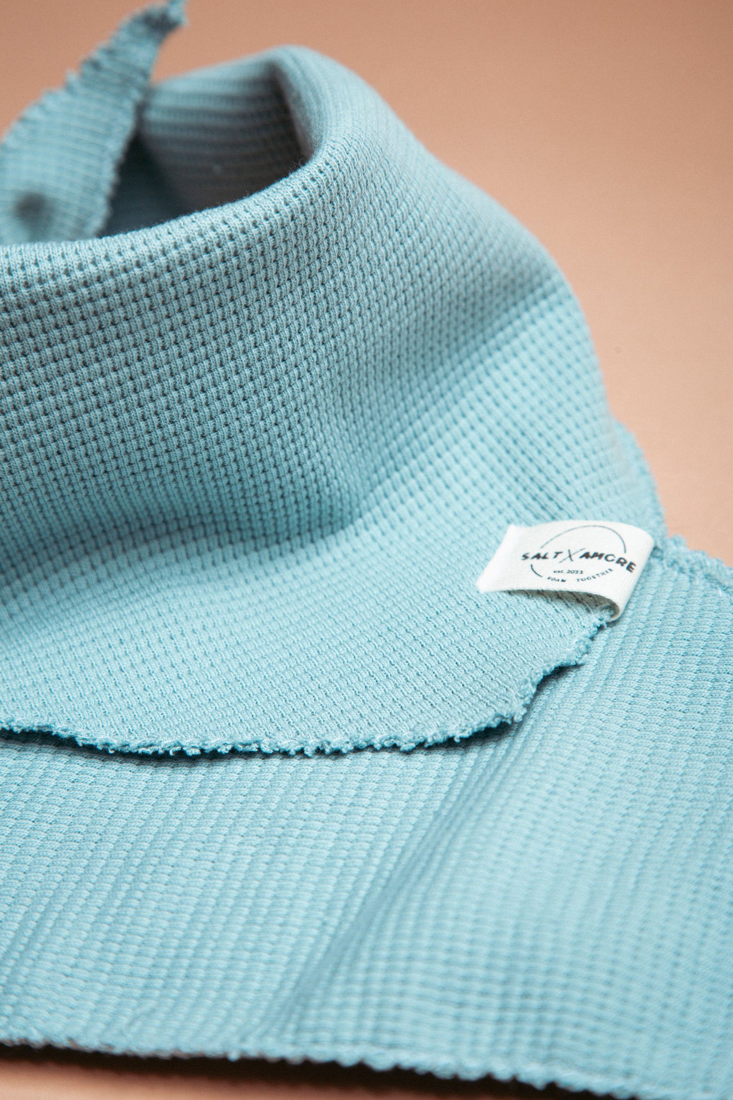Zeitlose Dogwear für den Sommer: Hundehalstuch „Sky“ aus Waffelpiqué – stilvoll, handgemacht & luftig. Jetzt minimalistisches Hundezubehör kaufen!