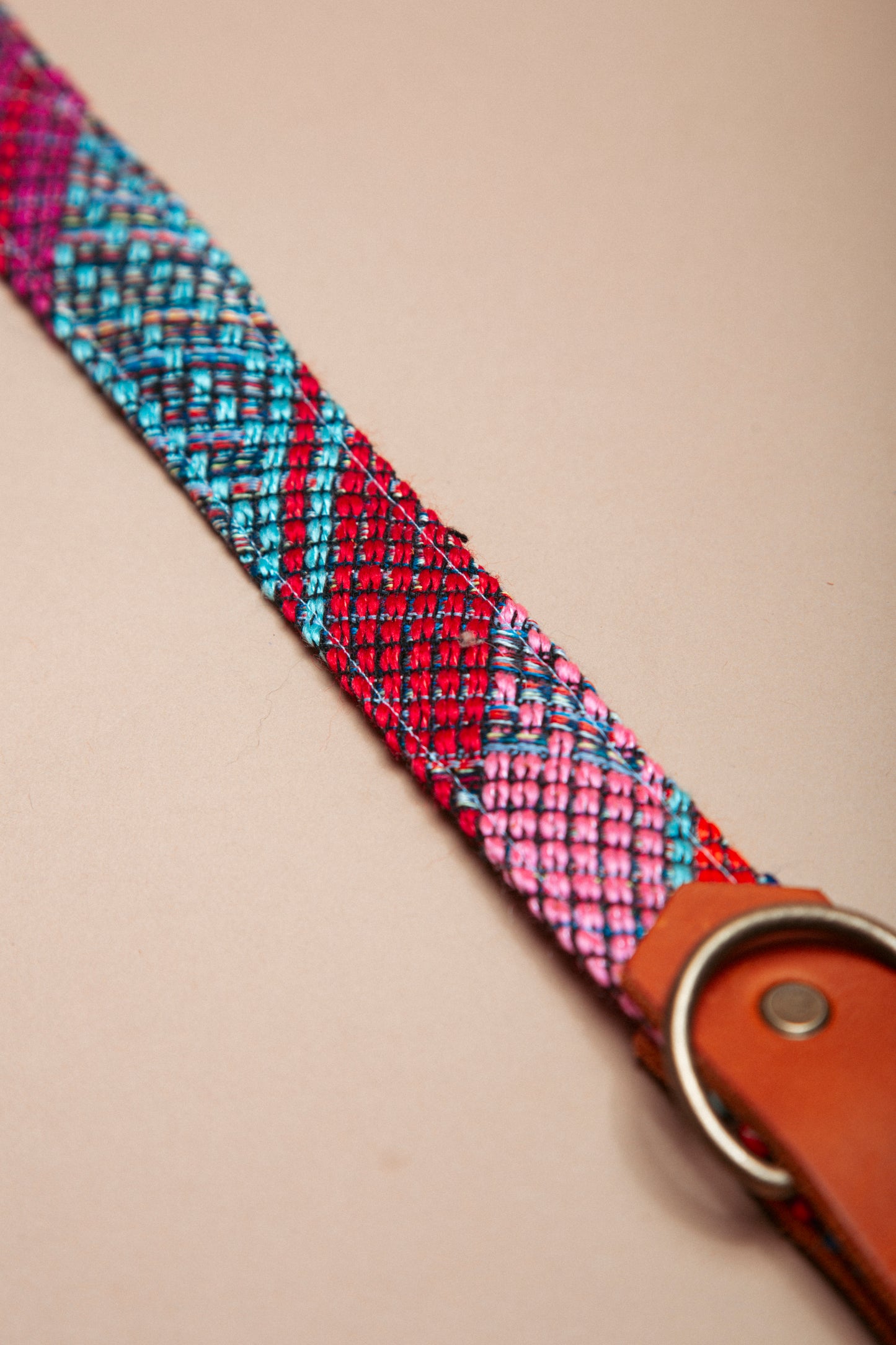 „Robustes, handgemachtes Hundehalsband aus reissfestem Gurtband veredelt mit gewebtem Baumwollstoff und weichem Fettleder im beliebten Bohostil mit folklorischem Webmuster – langlebige, stylische Dogwear. Das Hundezubehör für deinen Alltag oder dein nächstes Abenteuer!