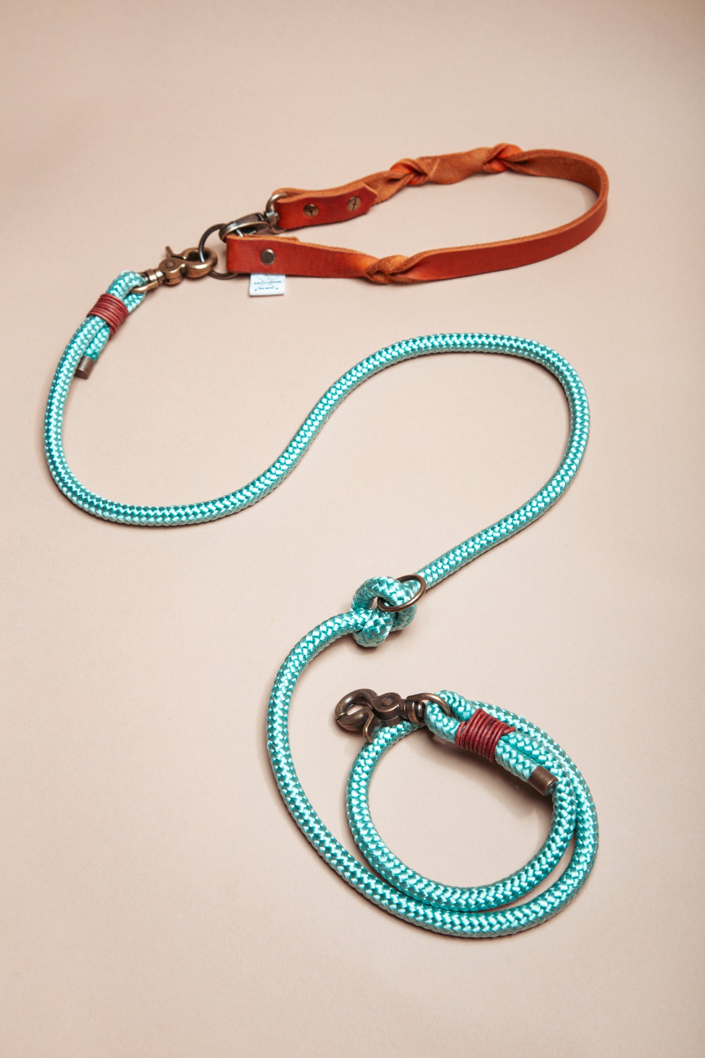 „Robuste Hundeleine aus Kletterseil – langlebige Dogwear. Das Hundezubehör für den Alltag in verschiedenen Farbtönen!" Mit stabilen Karabinern und wasserabweisenden Seil, für dein nächstes Abenteuer!