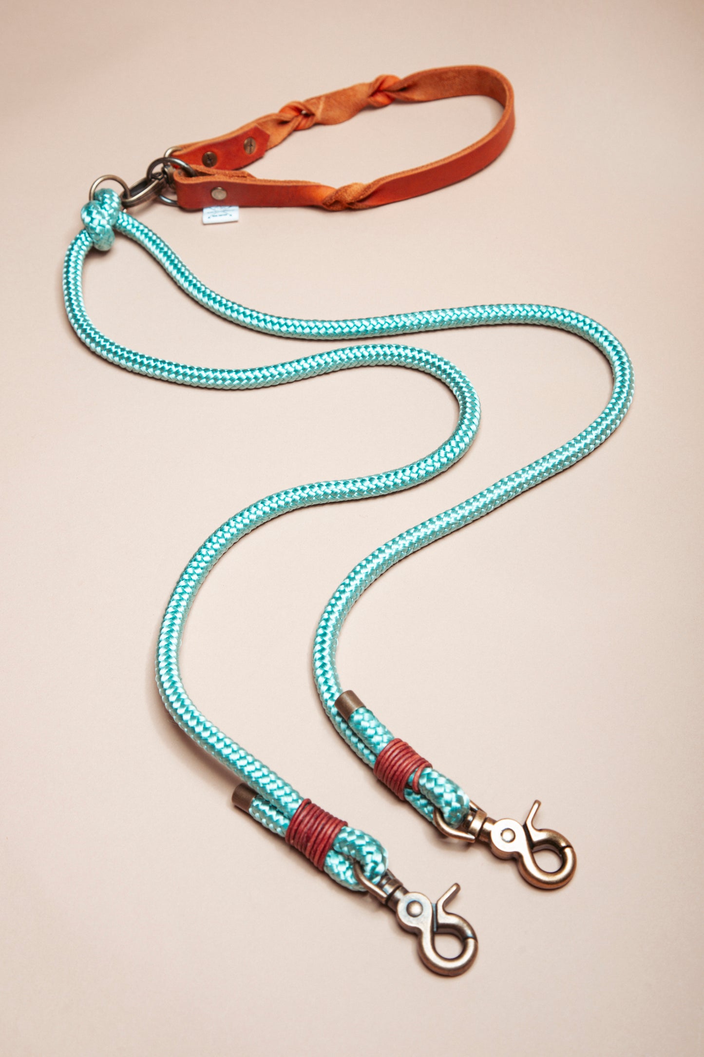 „Robuste Hundeleine aus Kletterseil – langlebige Dogwear. Das Hundezubehör für den Alltag in verschiedenen Farbtönen!" Mit stabilen Karabinern und wasserabweisenden Seil, für dein nächstes Abenteuer!
