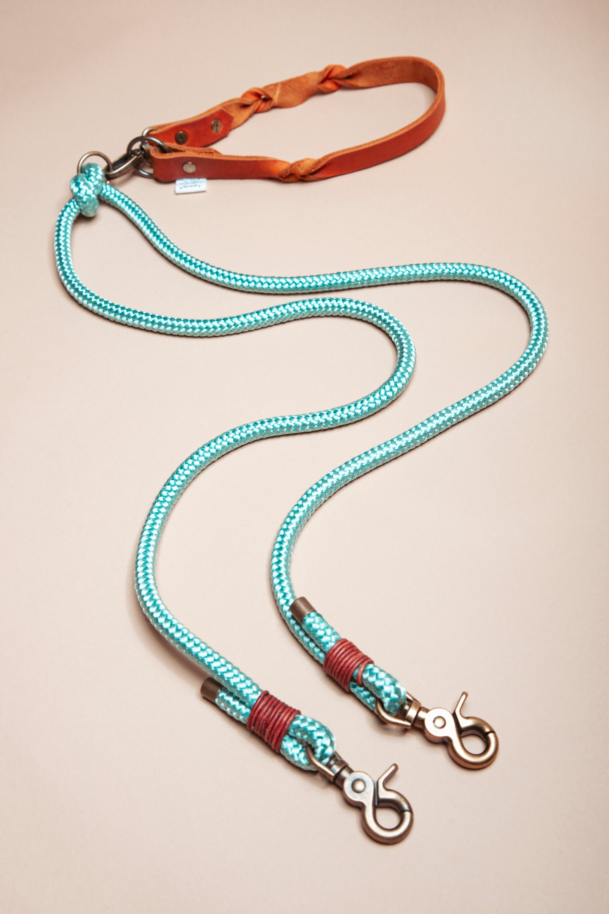 „Robuste Hundeleine aus  Kletterseil – langlebige Dogwear. Das Hundezubehör für den Alltag in verschiedenen Farbtönen!" Mit stabilen Karabinern und wasserabweisenden Seil, für dein nächstes Abenteuer!