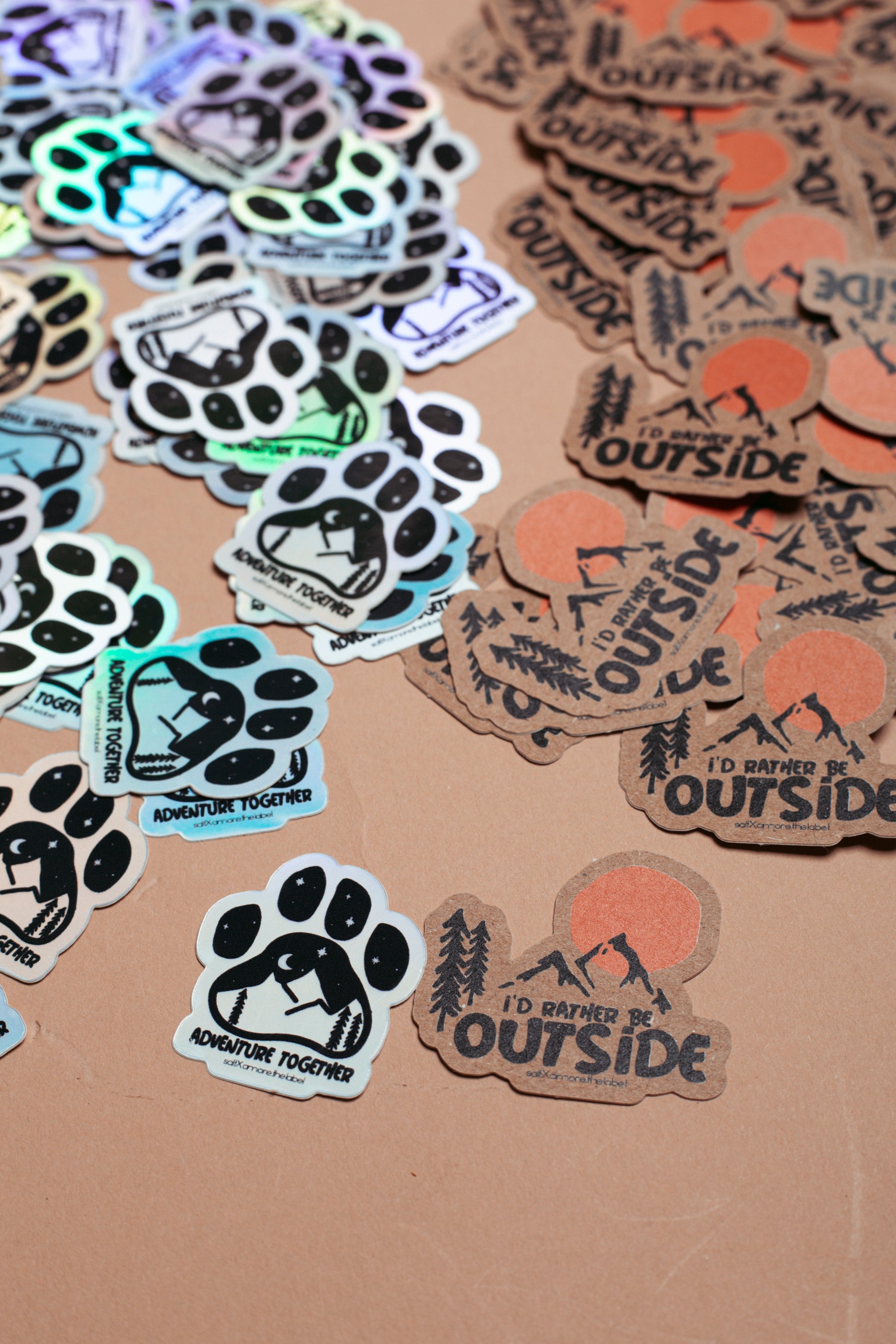 Sticker "I'd rather be outside" auf Kraftpapier und "Adventure Together" mit Holoeffekt.