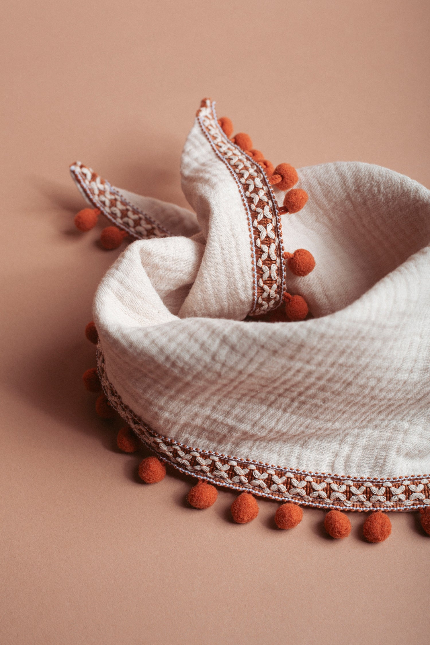 Hundehalstuch im Bohostil mit Quasten-Borte. Entdecke unsere handmade Hundeaccessoires!