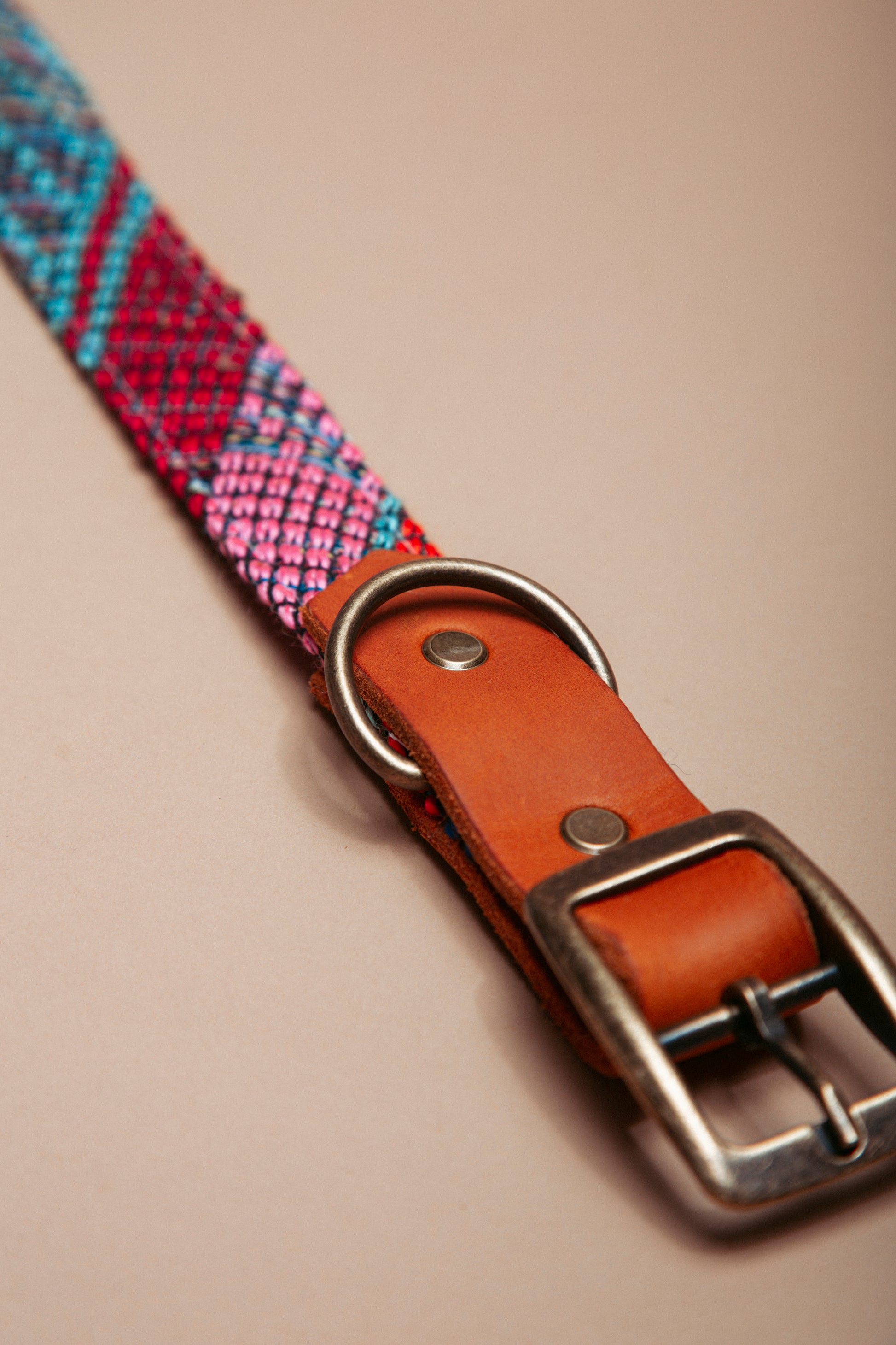 „Robustes, handgemachtes Hundehalsband aus  reissfestem Gurtband veredelt mit gewebtem Baumwollstoff und weichem Fettleder  im beliebten Bohostil mit folklorischem Webmuster – langlebige, stylische Dogwear. Das Hundezubehör für deinen Alltag oder dein nächstes Abenteuer! 