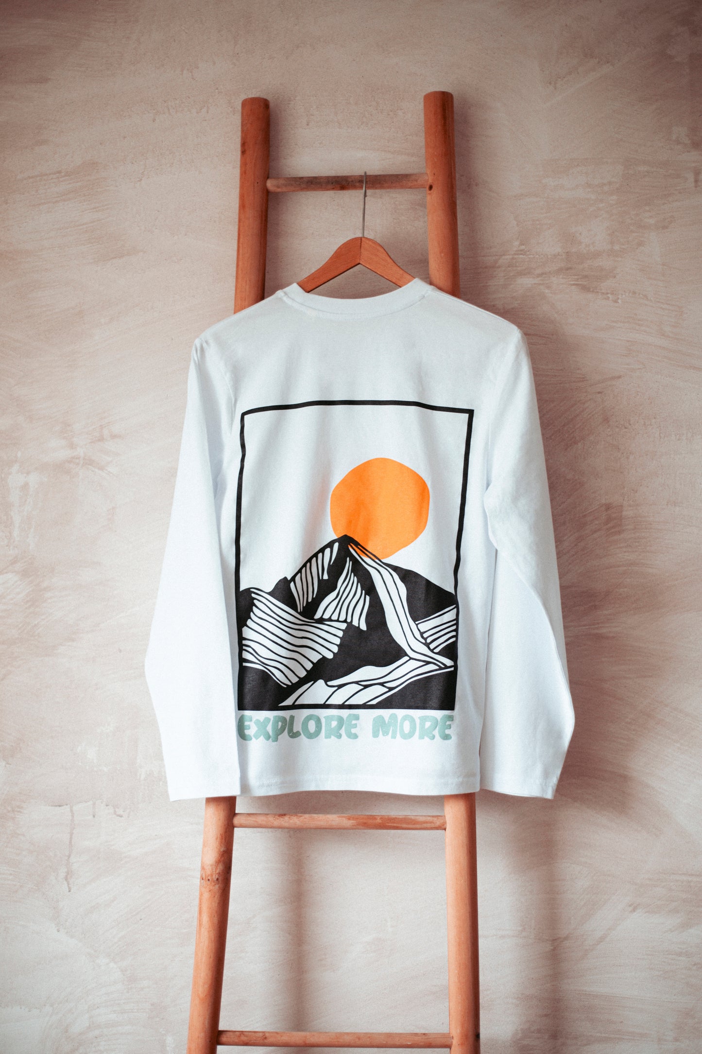 Statement Longsleeve aus Bio-Baumwolle in weiss. Nachhaltig Produziert in der EU. Mit Bergprint für alle Outdoormenschen.