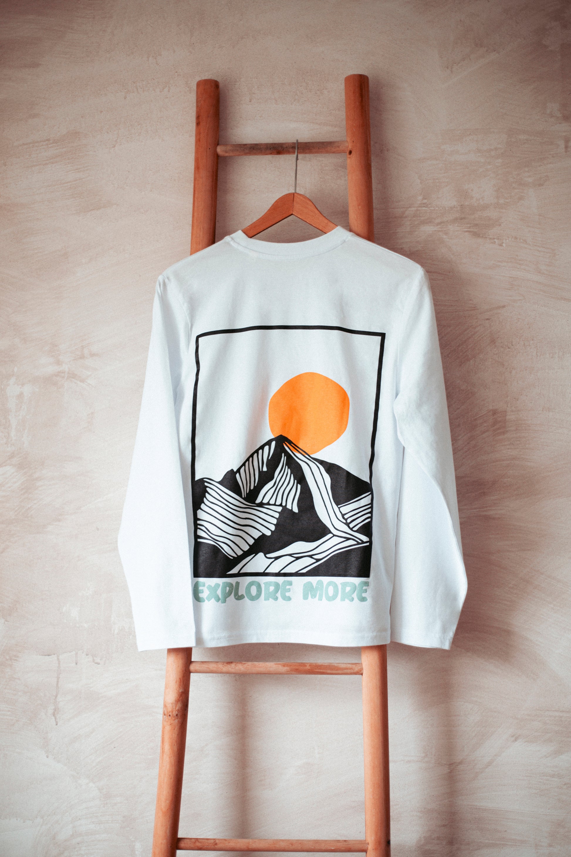 Statement Longsleeve aus Bio-Baumwolle in weiss. Nachhaltig Produziert in der EU. Mit Bergprint für alle Outdoormenschen.