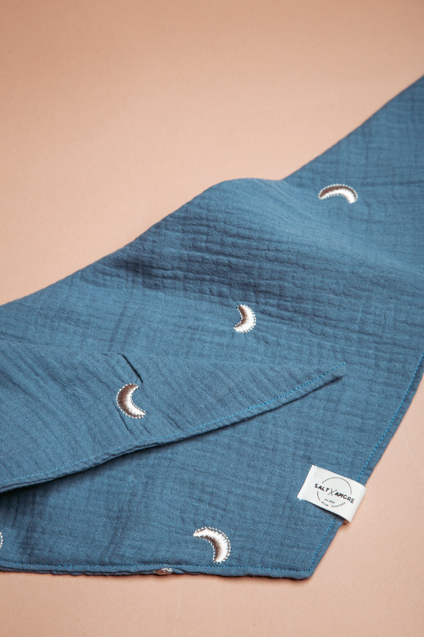 Entdecke das handgemachte Hundehalstuch „Midnight“ aus Bio-Musselin – stylisch, leicht & perfekt für Sommerabenteuer. Jetzt im Onlineshop für Hundezubehör!