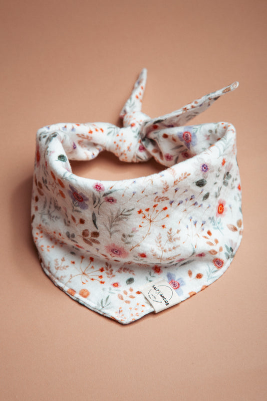 Zarte Dogwear mit Blumenprint: Hundehalstuch „Wildblume“ aus Bio-Baumwolle – handgemacht, leicht & perfekt für deinen Outdoorsommer & Gassirunden. Jetzt kaufen!