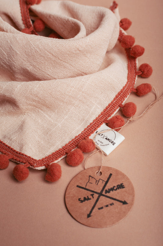 Natürlich schöne Dogwear im Boho-Look: Hundehalstuch „Nature Boho“ aus Leinen mit Quasten – handgemacht, luftig & perfekt für Spaziergänge. Jetzt kaufen!