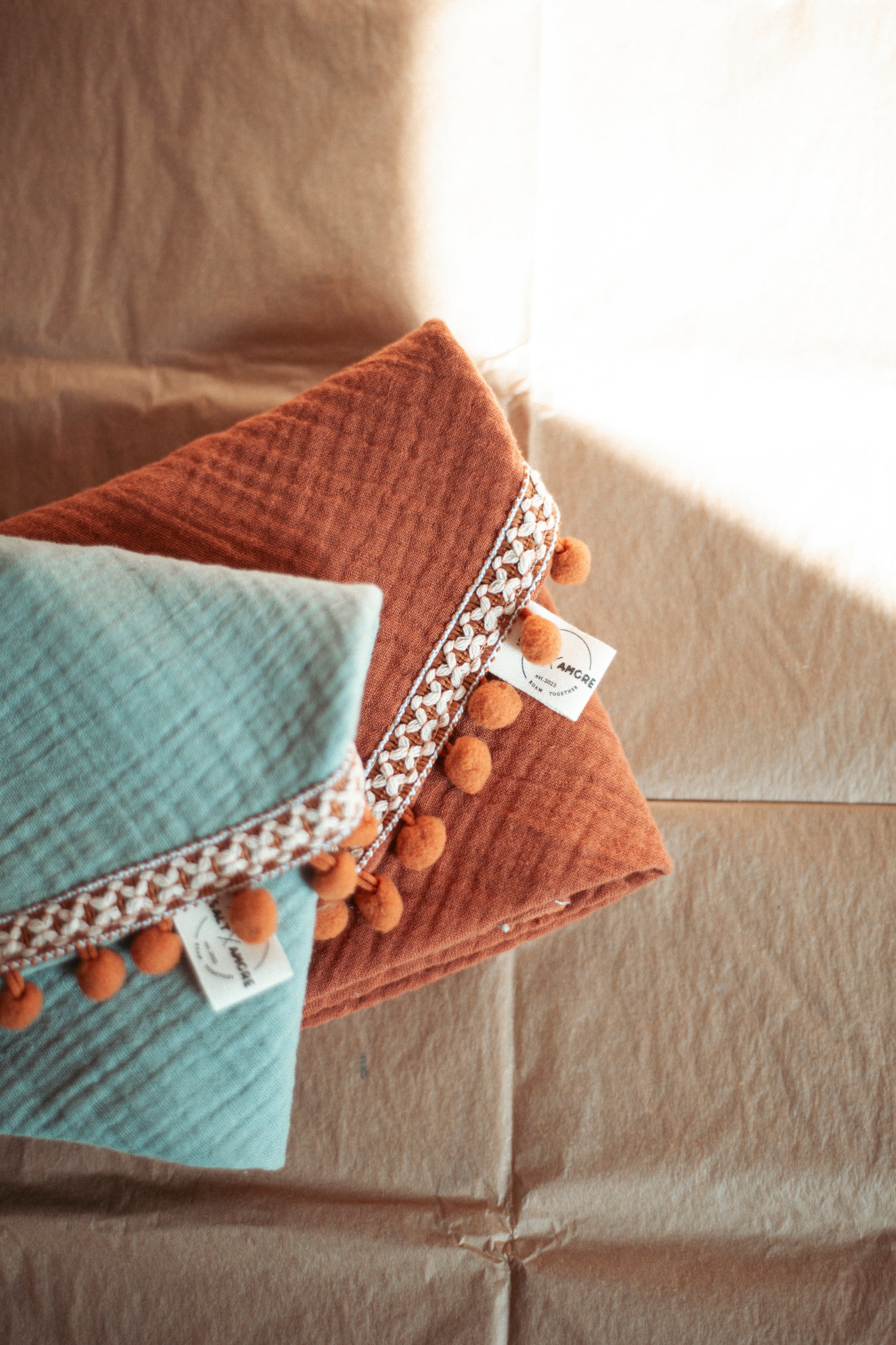 Entdecke unser Hundehalstuch „Boho“ – Dogwear im Ethno-Stil aus Musselin mit Quasten. Leicht, handgemacht & perfekt für Outdoor-Abenteuer mit deinem Hund.
