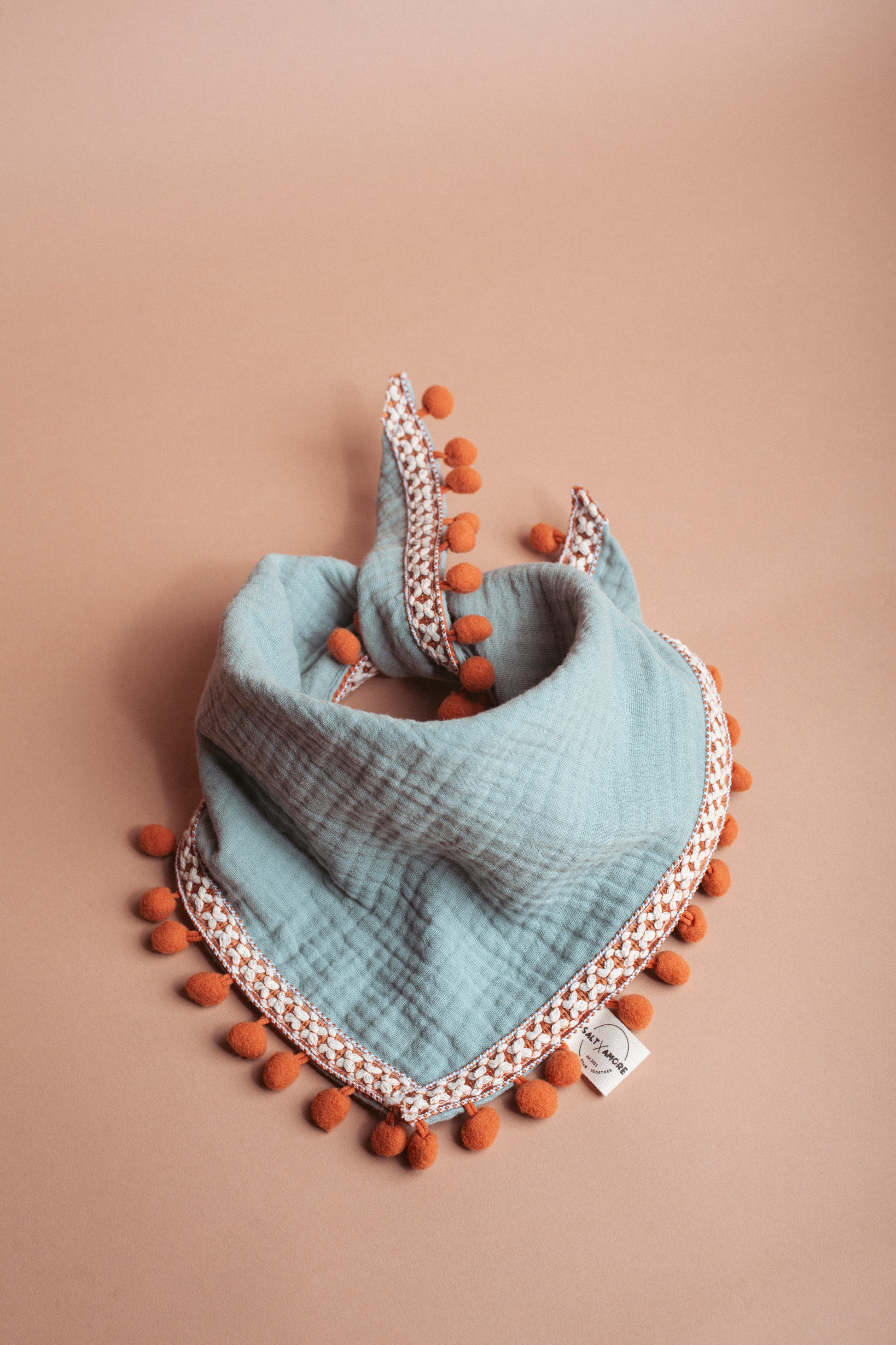 Entdecke unser Hundehalstuch „Boho“ – Dogwear im Ethno-Stil aus Musselin mit Quasten. Leicht, handgemacht & perfekt für Outdoor-Abenteuer mit deinem Hund.