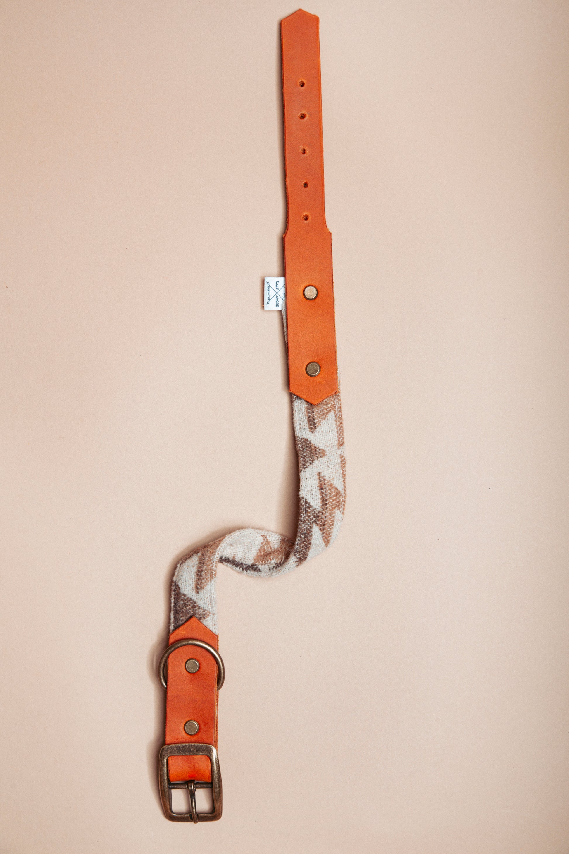 „Robustes, handgemachtes Hundehalsband aus  reissfestem Gurtband veredelt mit Baumwollstoff und weichem Fettleder  im beliebten Bohostil mit Ethnomuster – langlebige, stylische Dogwear. Das Hundezubehör für deinen Alltag oder dein nächstes Abenteuer! 