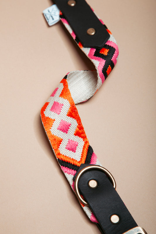 „Robustes, handgemachtes Hundehalsband aus  Gurtband und weichem Fettleder  im beliebten Bohostil – langlebige, stylische Dogwear. Das Hundezubehör für deinen Alltag oder dein nächstes Abenteuer! 