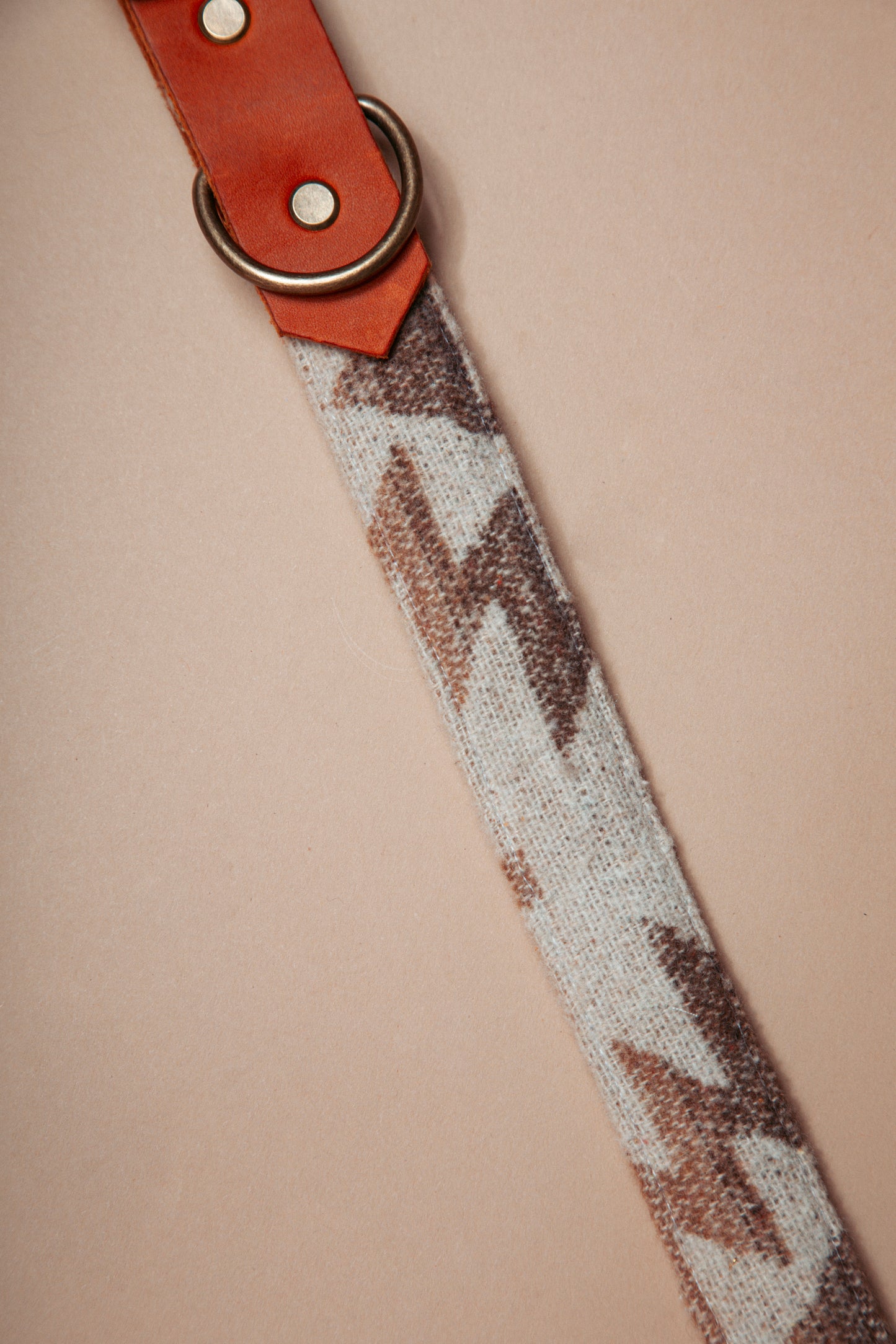 „Robustes, handgemachtes Hundehalsband aus  reissfestem Gurtband veredelt mit Baumwollstoff und weichem Fettleder  im beliebten Bohostil mit Ethnomuster – langlebige, stylische Dogwear. Das Hundezubehör für deinen Alltag oder dein nächstes Abenteuer! 