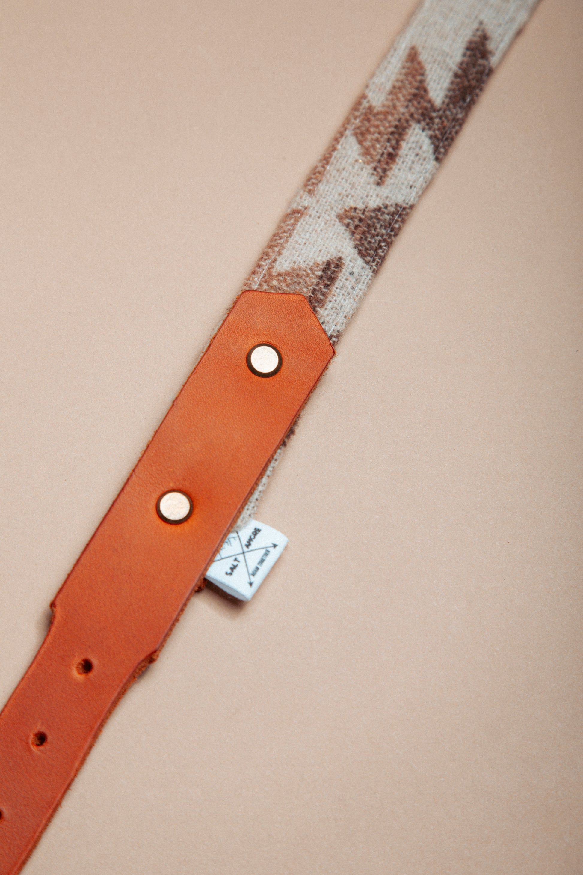 „Robustes, handgemachtes Hundehalsband aus  reissfestem Gurtband veredelt mit Baumwollstoff und weichem Fettleder  im beliebten Bohostil mit Ethnomuster – langlebige, stylische Dogwear. Das Hundezubehör für deinen Alltag oder dein nächstes Abenteuer! 