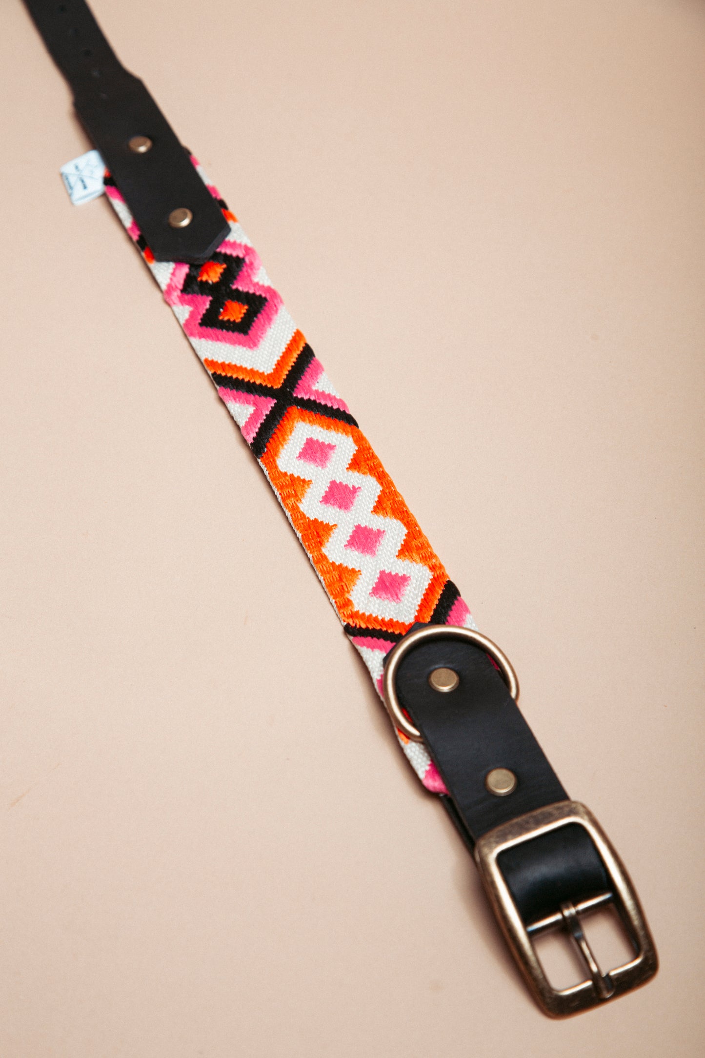 „Robustes, handgemachtes Hundehalsband aus  Gurtband und weichem Fettleder  im beliebten Bohostil mit Ethnomuster – langlebige, stylische Dogwear. Das Hundezubehör für deinen Alltag oder dein nächstes Abenteuer! 