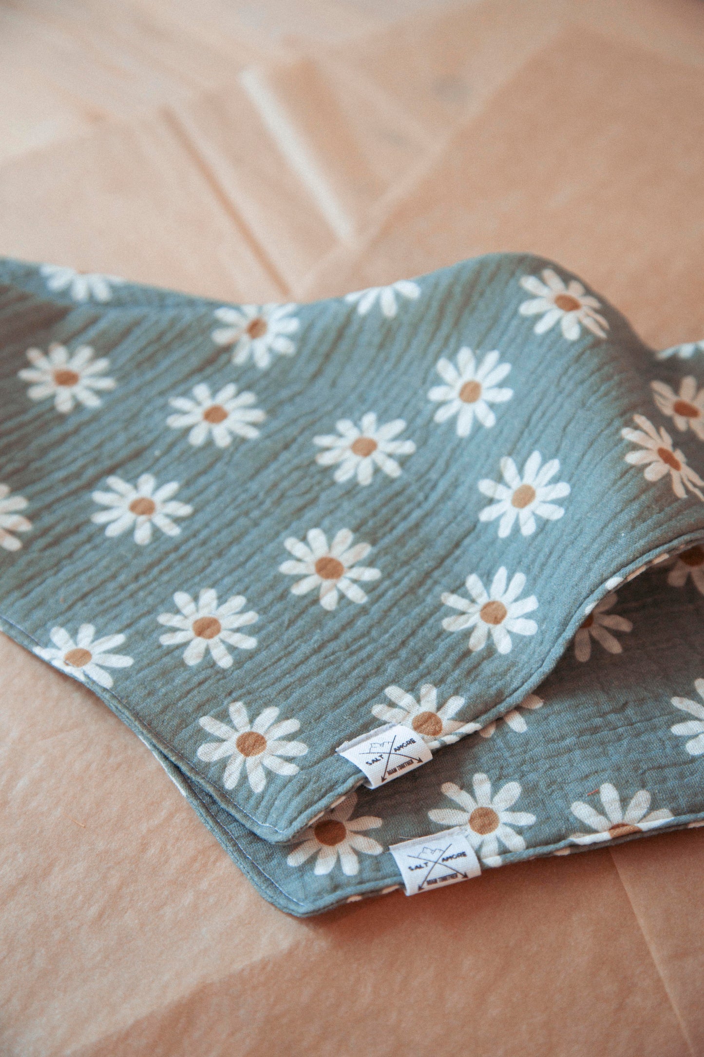 Hundehalstuch Daisy | Handgemachtes Bandana aus Bio-Baumwolle