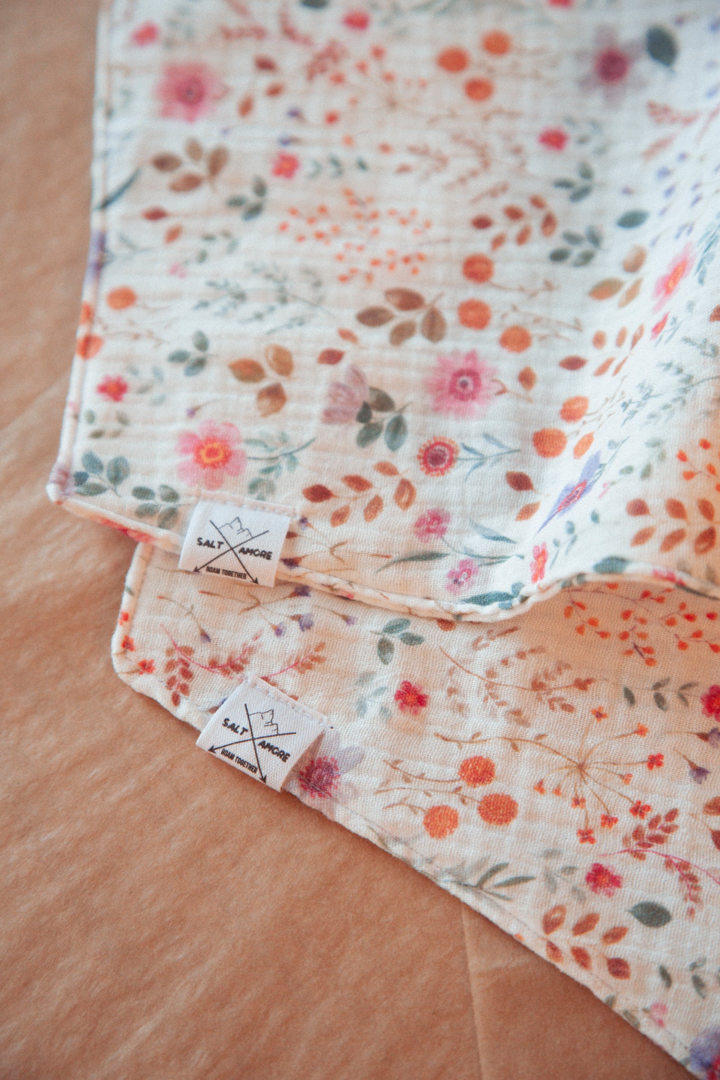 Hundehalstuch Wildflower | Handgemachtes Bandana aus Bio-Baumwolle