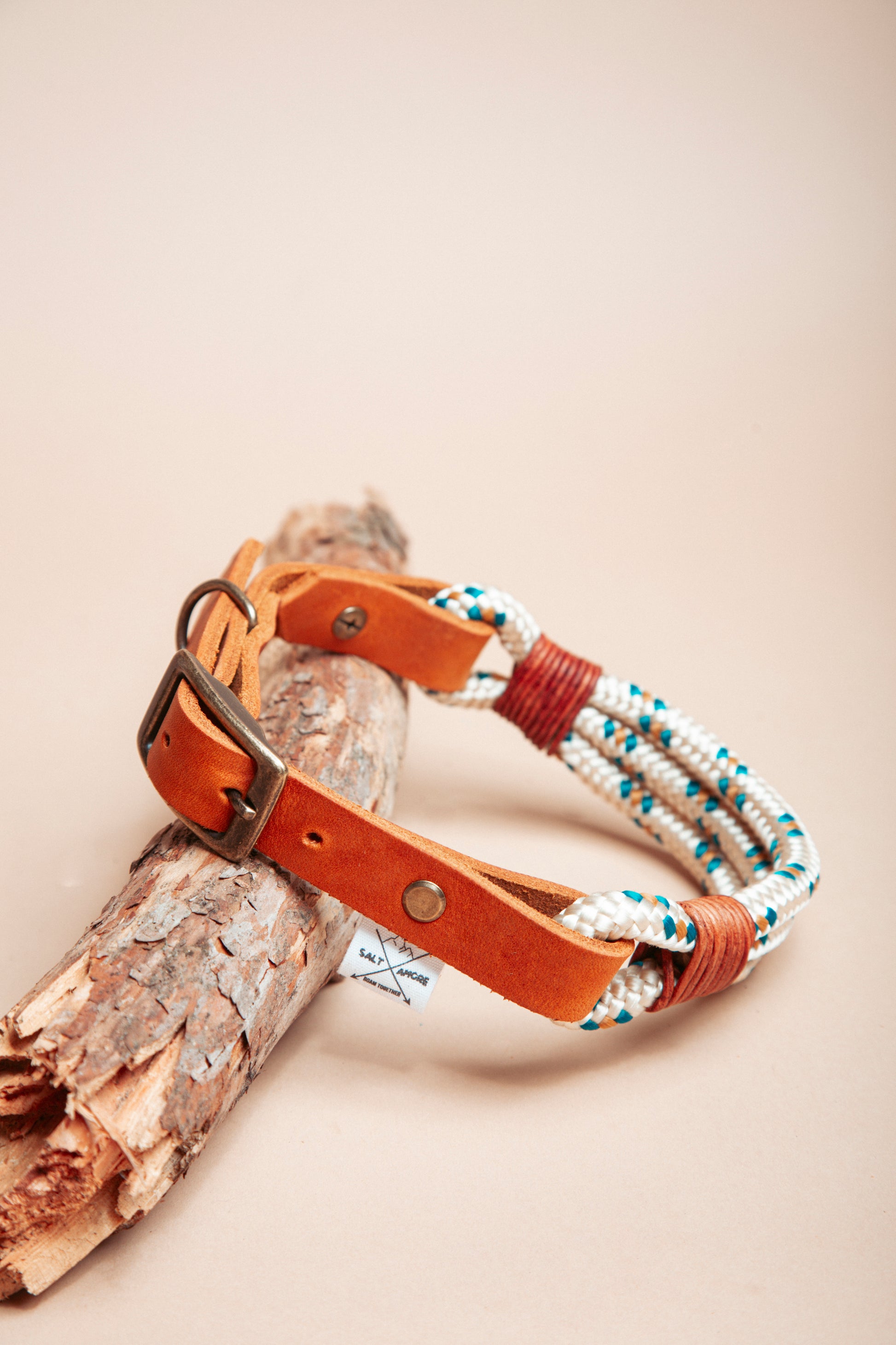 „Robustes Hundehalsband aus  Kletterseil und weichem Fettleder  – langlebige Dogwear. Das Hundezubehör für den Alltag in verschiedenen Farbtönen!" Mit stabilen Karabinern und wasserabweisenden Seil, für dein nächstes Abenteuer! 
