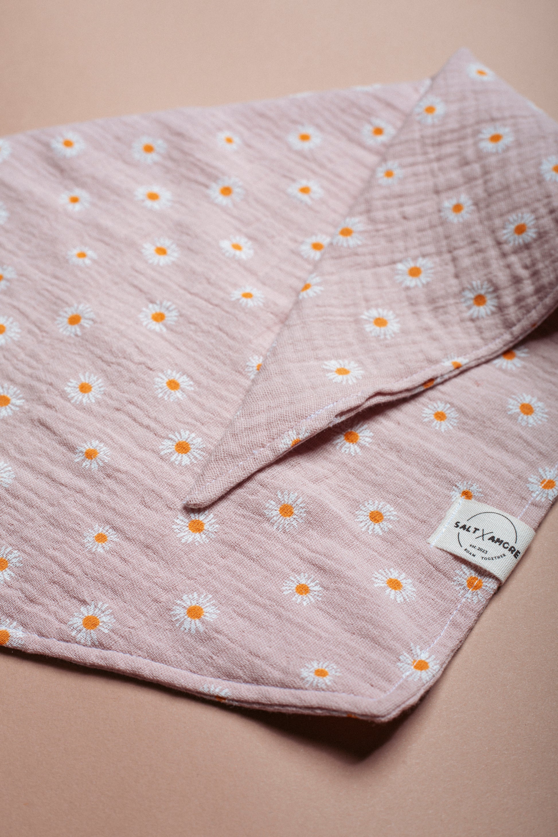 Handgemachtes Hundehalstuch aus Bio-Musselin mit Gänseblümchen-Print in Rosé – leichtes, stylisches Hundezubehör & perfekt für deinen Outdoorsommer mit Hund.