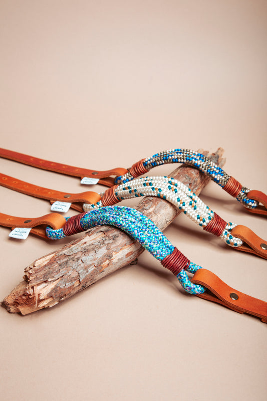 „Robustes Hundehalsband aus  Kletterseil und weichem Fettleder  – langlebige Dogwear. Das Hundezubehör für den Alltag in verschiedenen Farbtönen!" Mit stabilen Karabinern und wasserabweisenden Seil, für dein nächstes Abenteuer! 