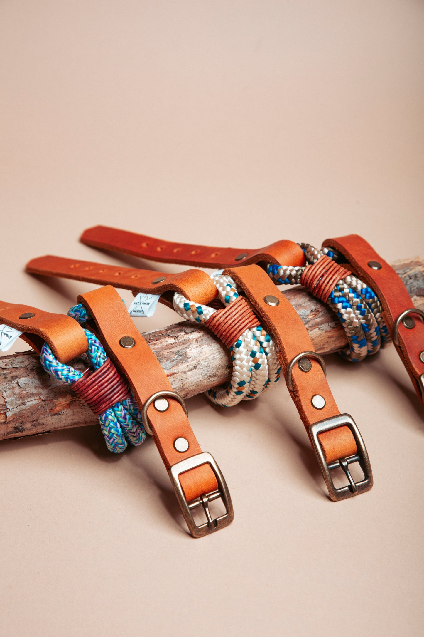 „Robustes Hundehalsband aus  Kletterseil und weichem Fettleder  – langlebige Dogwear. Das Hundezubehör für den Alltag in verschiedenen Farbtönen!" Mit stabilen Karabinern und wasserabweisenden Seil, für dein nächstes Abenteuer! 