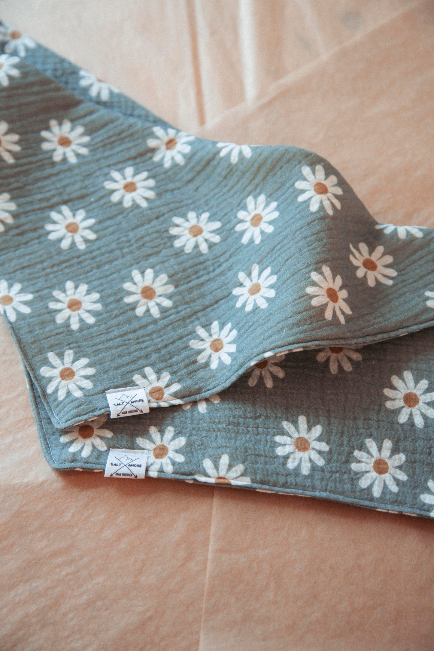 Hundehalstuch Daisy | Handgemachtes Bandana aus Bio-Baumwolle