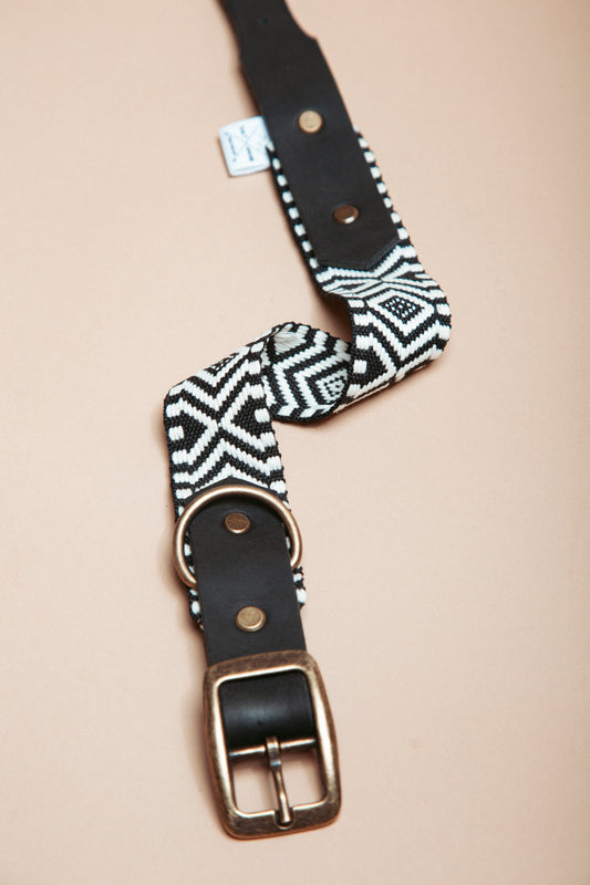 „Robustes, handgemachtes Hundehalsband aus  Gurtband und weichem Fettleder  im beliebten Bohostil mit Ethnomuster – langlebige, stylische Dogwear. Das Hundezubehör für deinen Alltag oder dein nächstes Abenteuer! 
