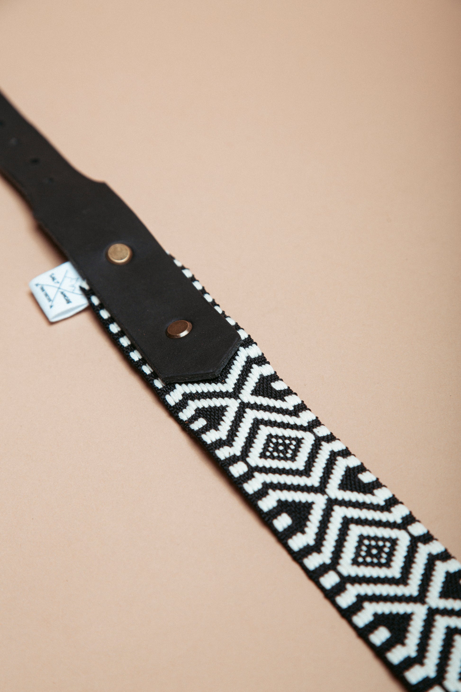 „Robustes, handgemachtes Hundehalsband aus  Gurtband und weichem Fettleder  im beliebten Bohostil mit Ethnomuster – langlebige, stylische Dogwear. Das Hundezubehör für deinen Alltag oder dein nächstes Abenteuer! 