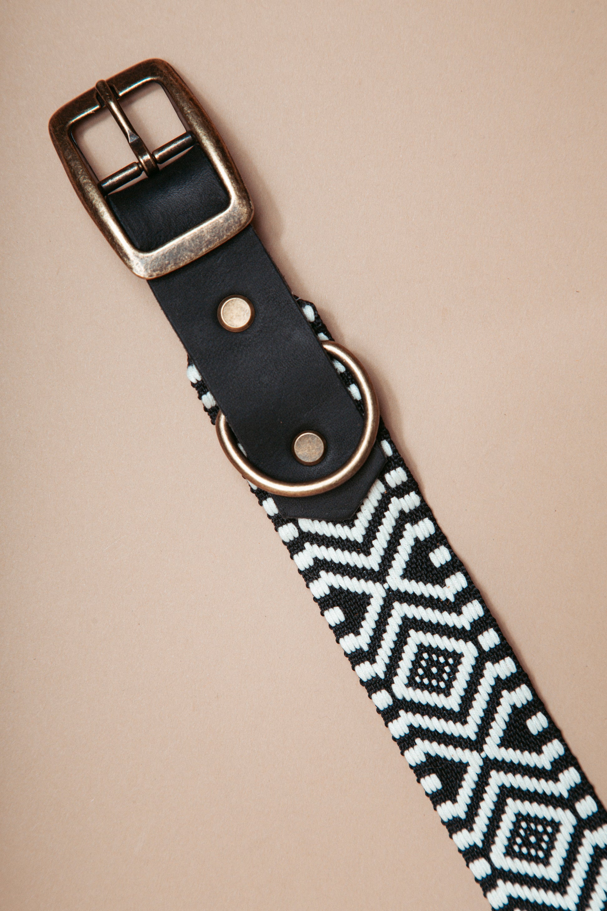 „Robustes, handgemachtes Hundehalsband aus  Gurtband und weichem Fettleder  im beliebten Bohostil mit Ethnomuster – langlebige, stylische Dogwear. Das Hundezubehör für deinen Alltag oder dein nächstes Abenteuer! 