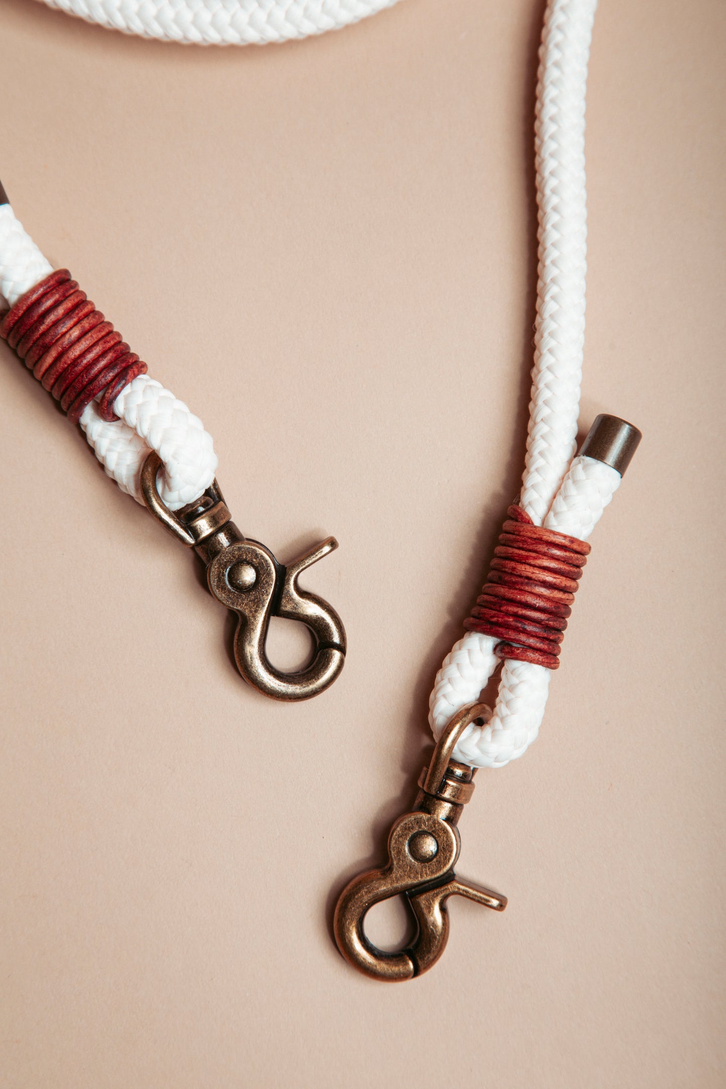 „Robuste Hundeleine aus  Kletterseil – langlebige Dogwear. Das Hundezubehör für den Alltag in verschiedenen Naturtönen!" Mit stabilen Karabinern und wasserabweisenden Seil, für dein nächstes Abenteuer!