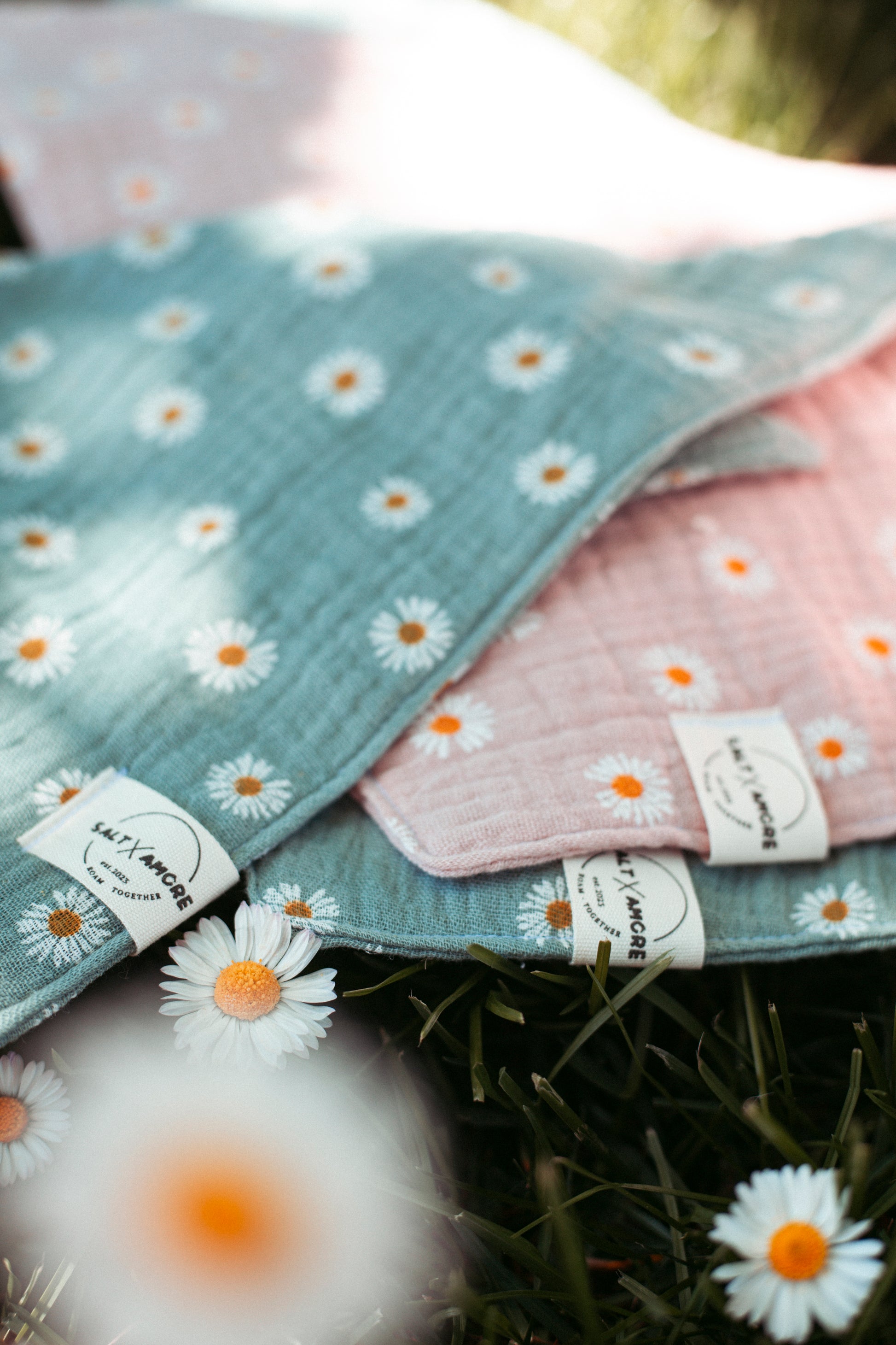 Handgemachtes Hundehalstuch aus Bio-Musselin mit Gänseblümchen-Print in Rosé – leichtes, stylisches Hundezubehör & perfekt für deinen Outdoorsommer mit Hund.