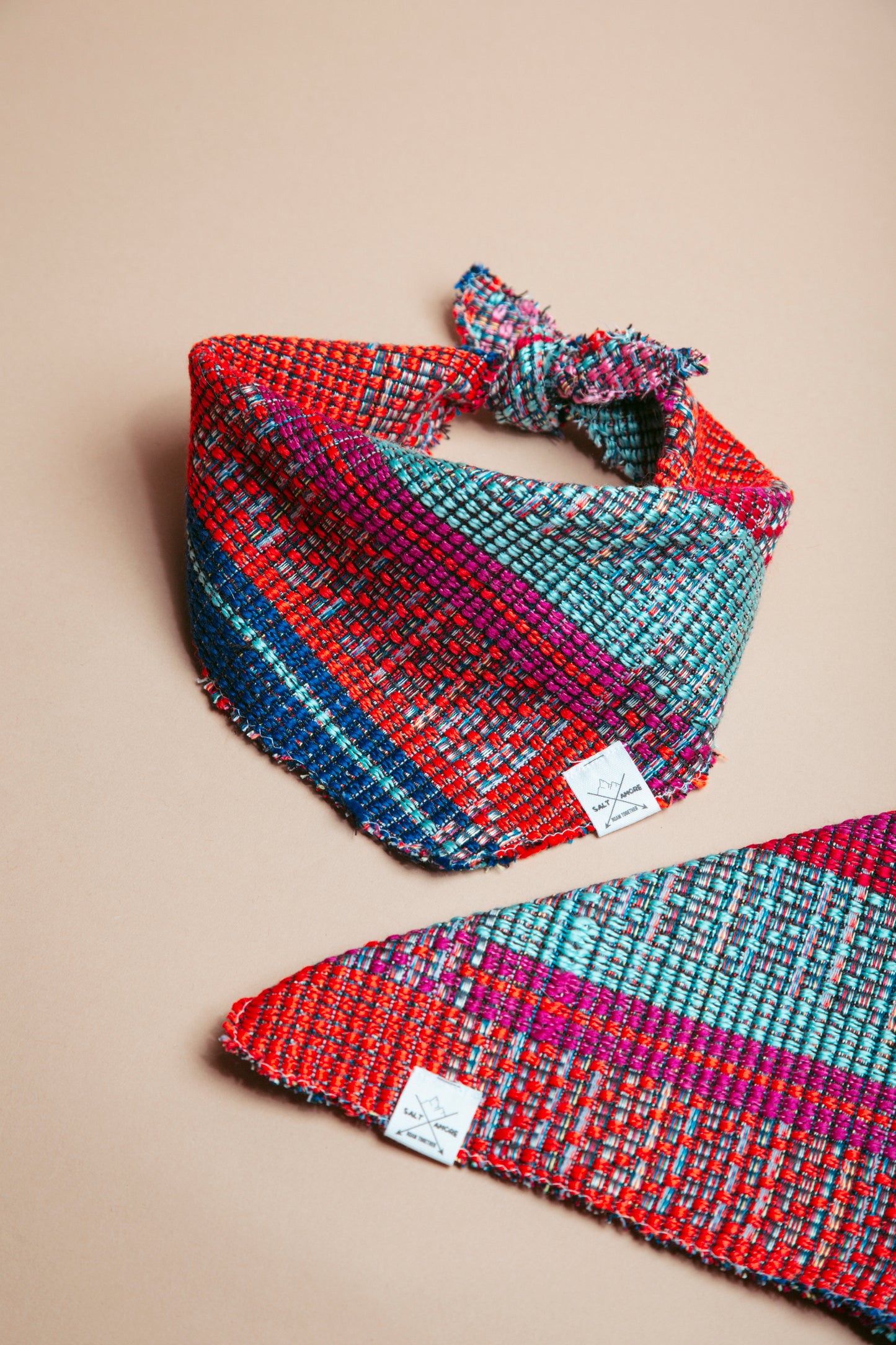 Sommerliche & nachhaltige Dogwear: Hundehalstuch handgemacht aus gewebtem Baumwollstoff im Folklorestil. Bequem & perfekt für Abenteuer. Jetzt Hundehalstücher kaufen!