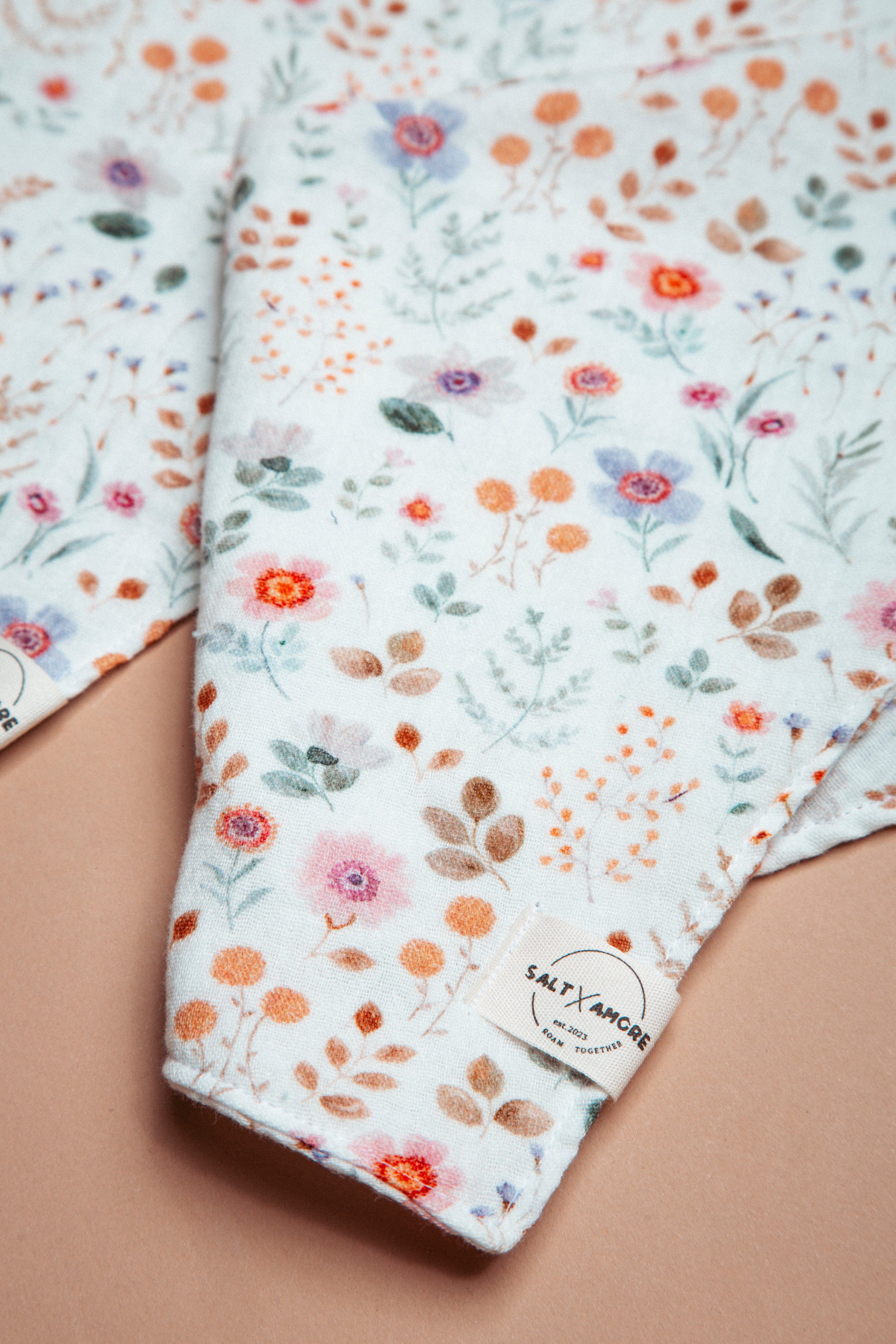 Zarte Dogwear mit Blumenprint: Hundehalstuch „Wildblume“ aus Bio-Baumwolle – handgemacht, leicht & perfekt für deinen Outdoorsommer & Gassirunden. Jetzt kaufen!