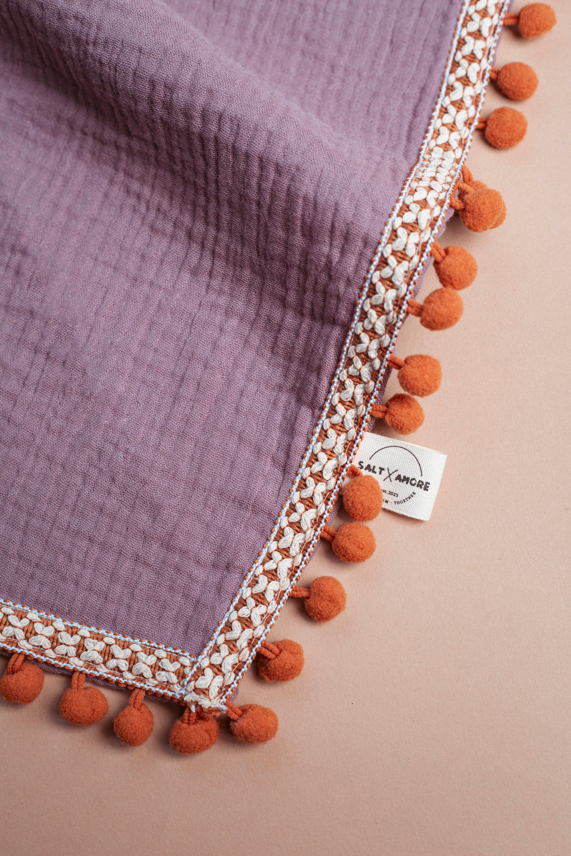 Entdecke unser Hundehalstuch „Boho“ – Dogwear im Ethno-Stil aus Musselin mit Quasten. Leicht, handgemacht & perfekt für Outdoor-Abenteuer mit deinem Hund.