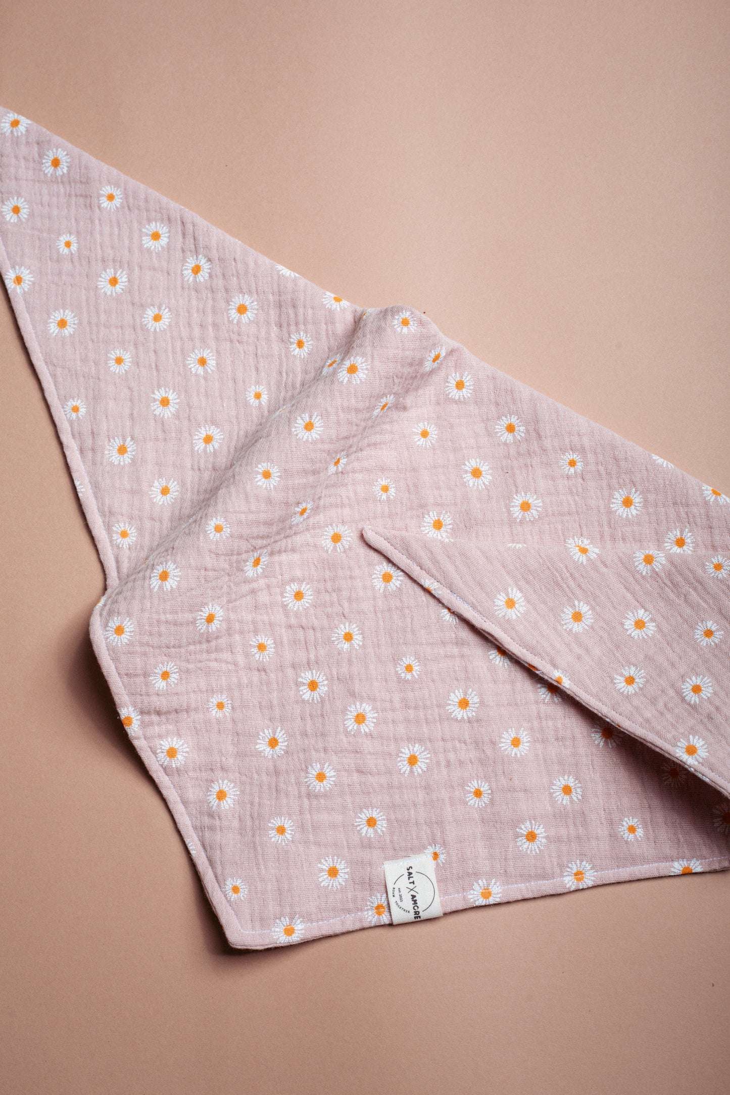 Handgemachtes Hundehalstuch aus Bio-Musselin mit Gänseblümchen-Print in Rosé – leichtes, stylisches Hundezubehör & perfekt für deinen Outdoorsommer mit Hund.