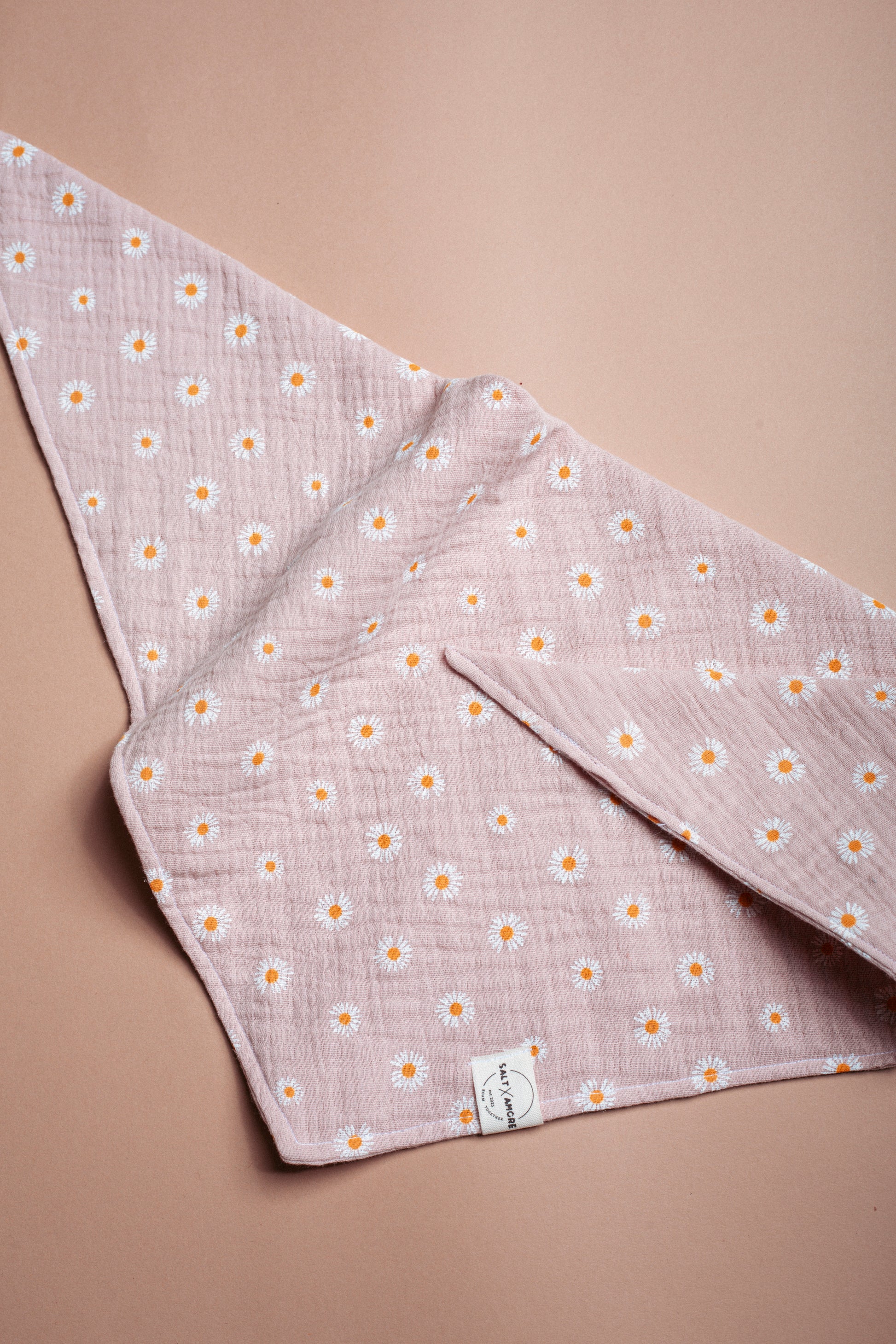 Handgemachtes Hundehalstuch aus Bio-Musselin mit Gänseblümchen-Print in Rosé – leichtes, stylisches Hundezubehör & perfekt für deinen Outdoorsommer mit Hund.