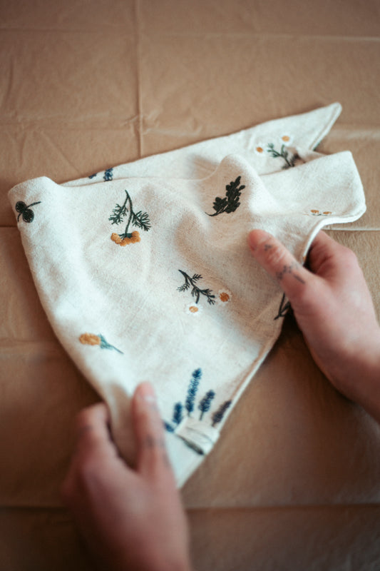 Handgemachtes Boho-Hundehalstuch aus Leinen mit floraler Stickerei – leicht, stilvoll & ideal. Jetzt online shoppen.