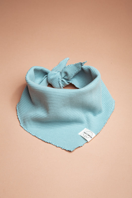 Zeitlose Dogwear für den Sommer: Hundehalstuch „Sky“ aus Waffelpiqué – stilvoll, handgemacht & luftig. Jetzt minimalistisches Hundezubehör kaufen!