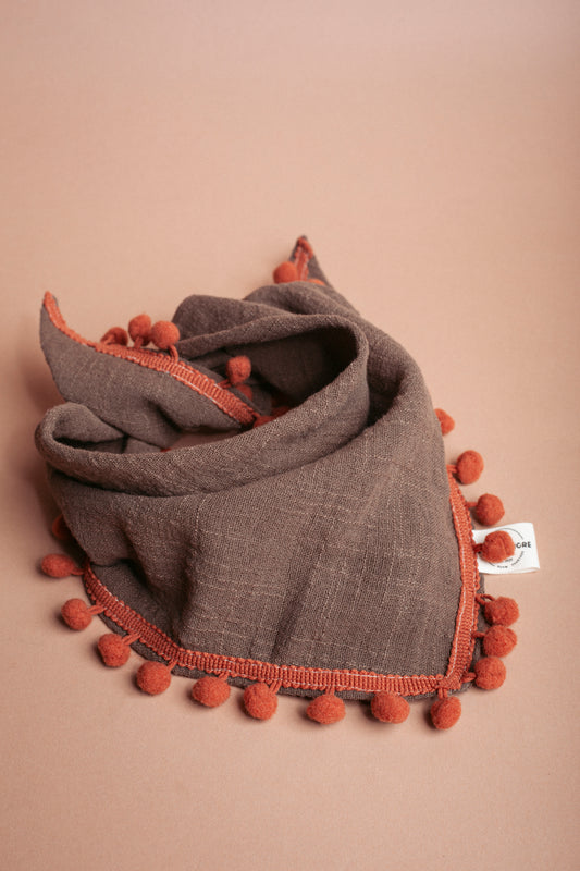 Natürlich schöne Dogwear im Boho-Look: Hundehalstuch „Nature Boho“ aus Leinen mit Quasten – handgemacht, luftig & perfekt für Spaziergänge. Jetzt kaufen!
