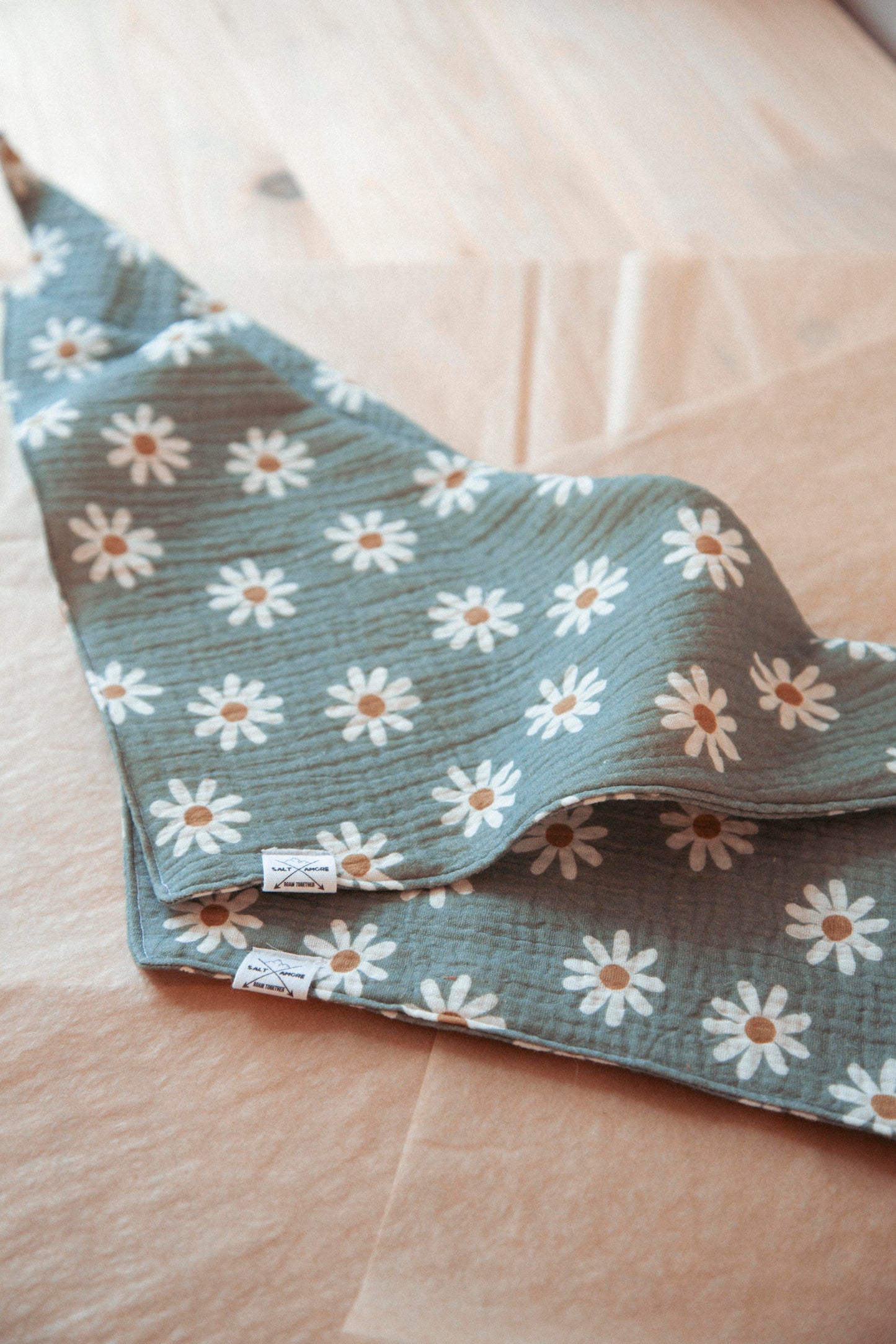 Hundehalstuch Daisy | Handgemachtes Bandana aus Bio-Baumwolle