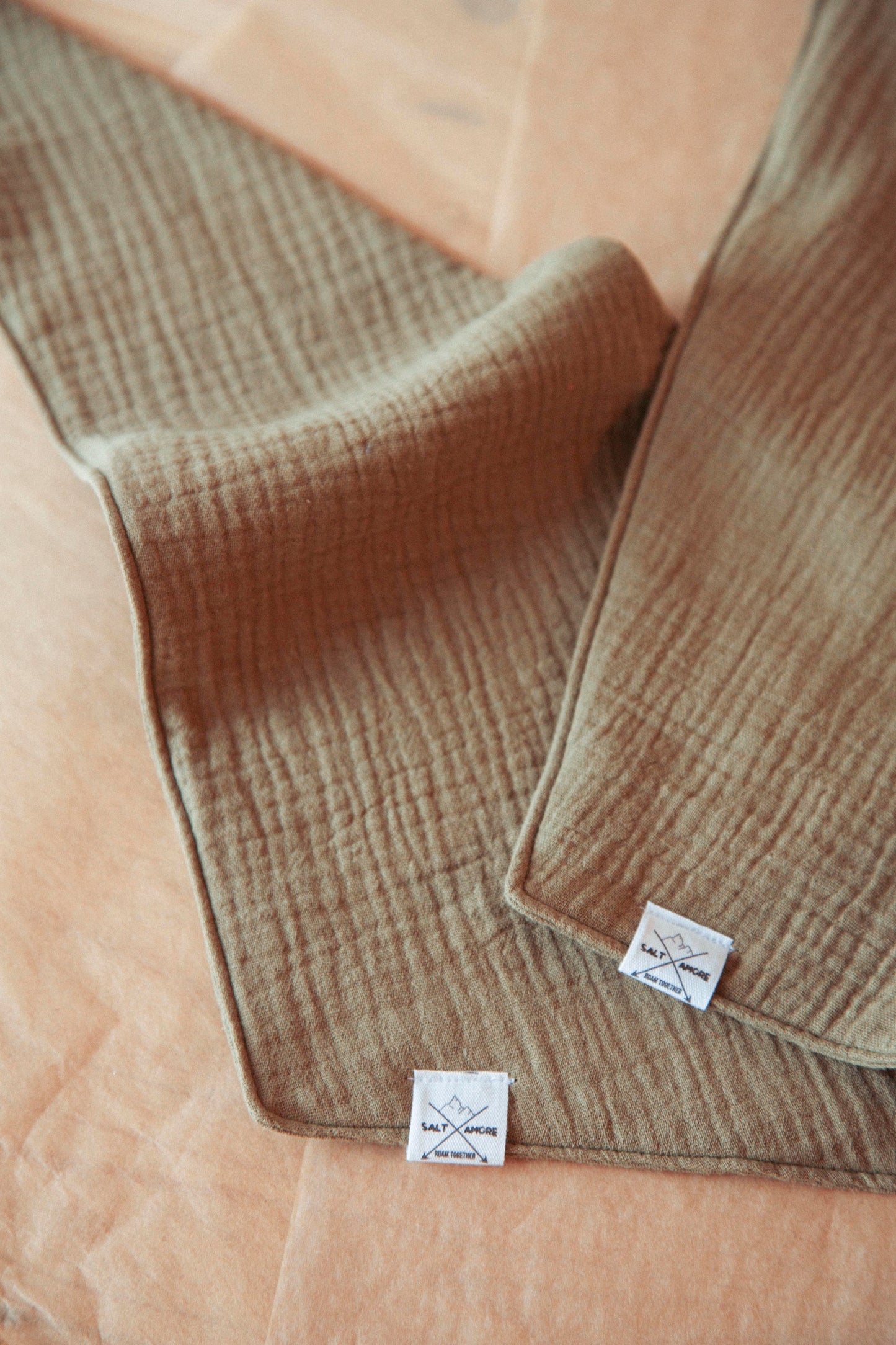 Hundehalstuch Soft Olive | Handgemachtes Hundehalstuch aus Bio-Baumwolle