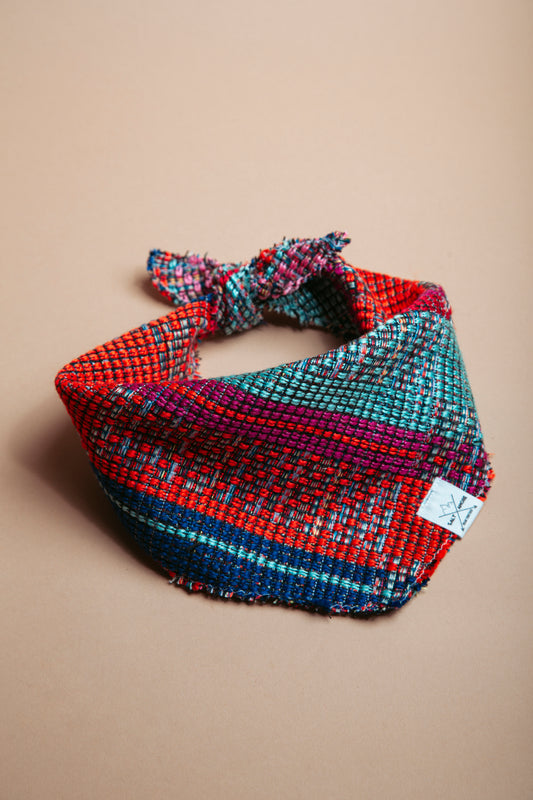 Sommerliche & nachhaltige Dogwear: Hundehalstuch handgemacht aus gewebtem Baumwollstoff im Folklorestil. Bequem & perfekt für Abenteuer. Jetzt Hundehalstücher kaufen!