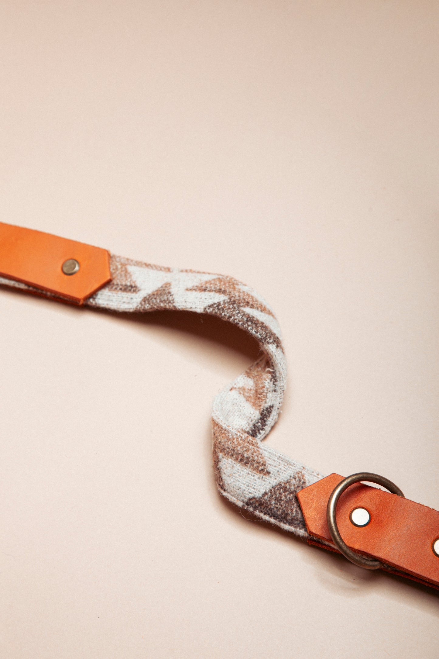 „Robustes, handgemachtes Hundehalsband aus  reissfestem Gurtband veredelt mit Baumwollstoff und weichem Fettleder  im beliebten Bohostil mit Ethnomuster – langlebige, stylische Dogwear. Das Hundezubehör für deinen Alltag oder dein nächstes Abenteuer! 